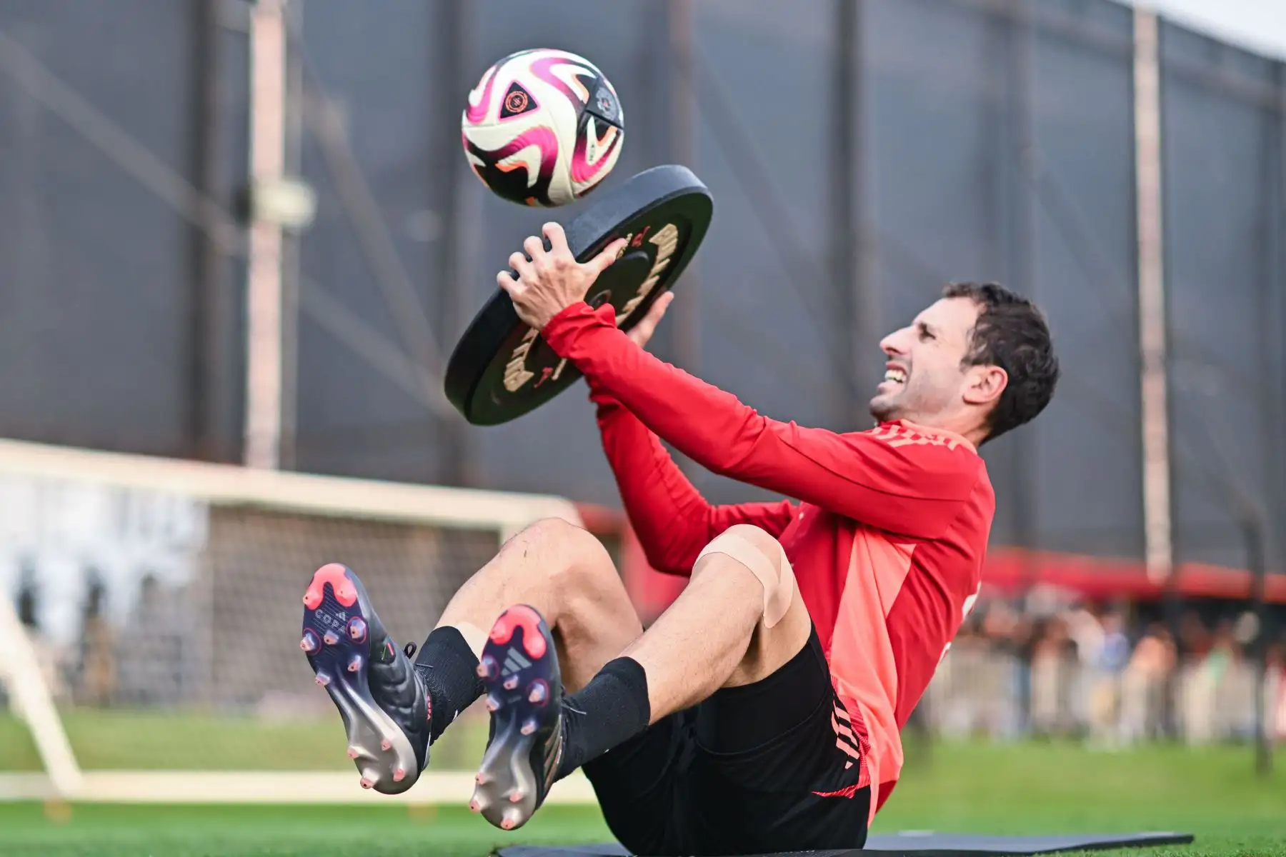 Jugadores convocados de la Selección Peruana de Fútbol entrenan en la Videna de San Luis hoy viernes 4 de octubre, con miras a sus próximos partidos de Eliminatorias al Mundial 2026 contra Uruguay y Brasil durante la primera quincena de este mes. Foto: FPF