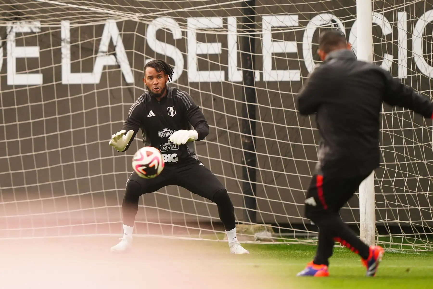 Jugadores convocados de la Selección Peruana de Fútbol entrenan en la Videna de San Luis hoy viernes 4 de octubre, con miras a sus próximos partidos de Eliminatorias al Mundial 2026 contra Uruguay y Brasil durante la primera quincena de este mes. Foto: FPF