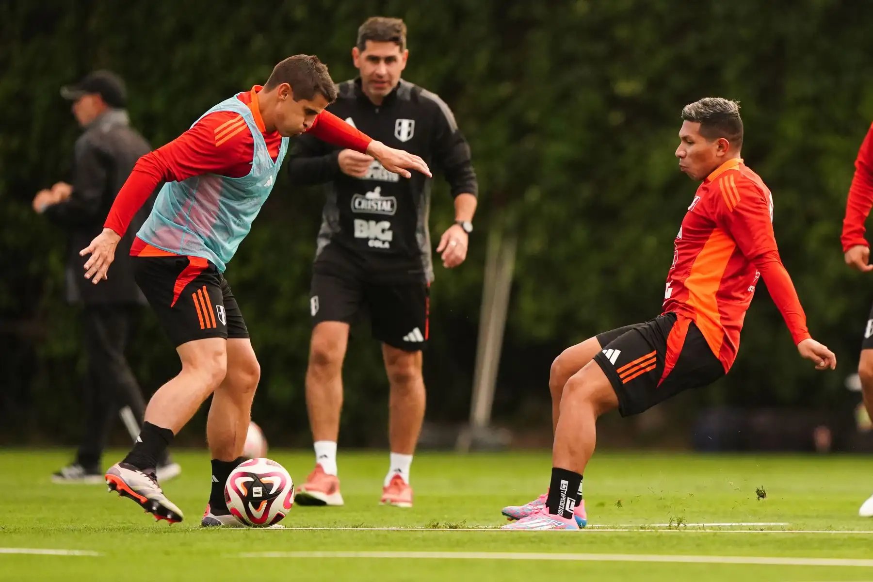 Jugadores convocados de la Selección Peruana de Fútbol entrenan en la Videna de San Luis hoy viernes 4 de octubre, con miras a sus próximos partidos de Eliminatorias al Mundial 2026 contra Uruguay y Brasil durante la primera quincena de este mes. Foto: FPF