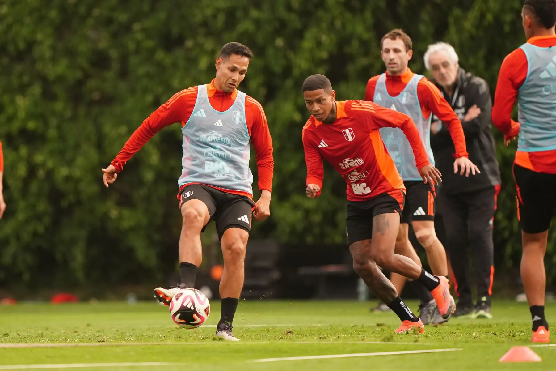 Jugadores convocados de la Selección Peruana de Fútbol entrenan en la Videna de San Luis hoy viernes 4 de octubre, con miras a sus próximos partidos de Eliminatorias al Mundial 2026 contra Uruguay y Brasil durante la primera quincena de este mes. Foto: FPF