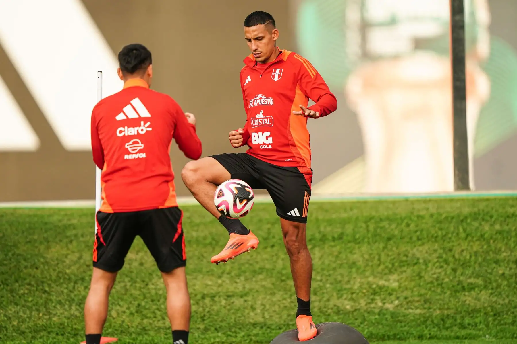 Jugadores convocados de la Selección Peruana de Fútbol entrenan en la Videna de San Luis hoy viernes 4 de octubre, con miras a sus próximos partidos de Eliminatorias al Mundial 2026 contra Uruguay y Brasil durante la primera quincena de este mes. Foto: FPF