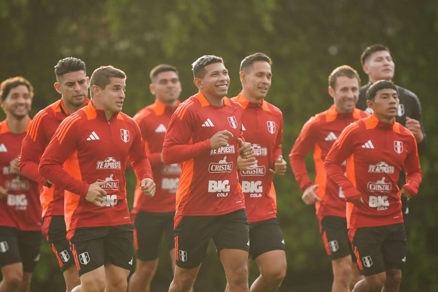 Jugadores convocados de la Selección Peruana de Fútbol entrenan en la Videna de San Luis hoy viernes 4 de octubre, con miras a sus próximos partidos de Eliminatorias al Mundial 2026 contra Uruguay y Brasil durante la primera quincena de este mes. Foto: FPF
