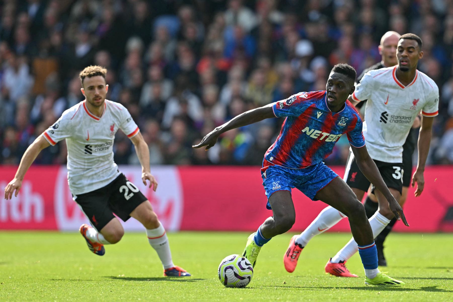 El centrocampista senegalés de Crystal Palace Ismaila Sarr controla el balón durante el partido de fútbol de la Premier League inglesa entre Crystal Palace y Liverpool. Foto: AFP