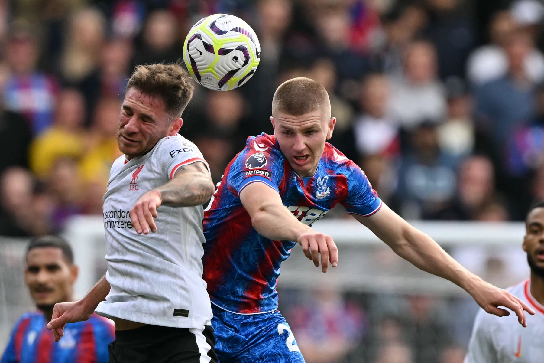 El centrocampista argentino del Liverpool Alexis Mac Allister compite con el centrocampista inglés del Crystal Palace Adam Wharton durante el partido de fútbol de la Premier League inglesa entre Crystal Palace y Liverpool. AFP