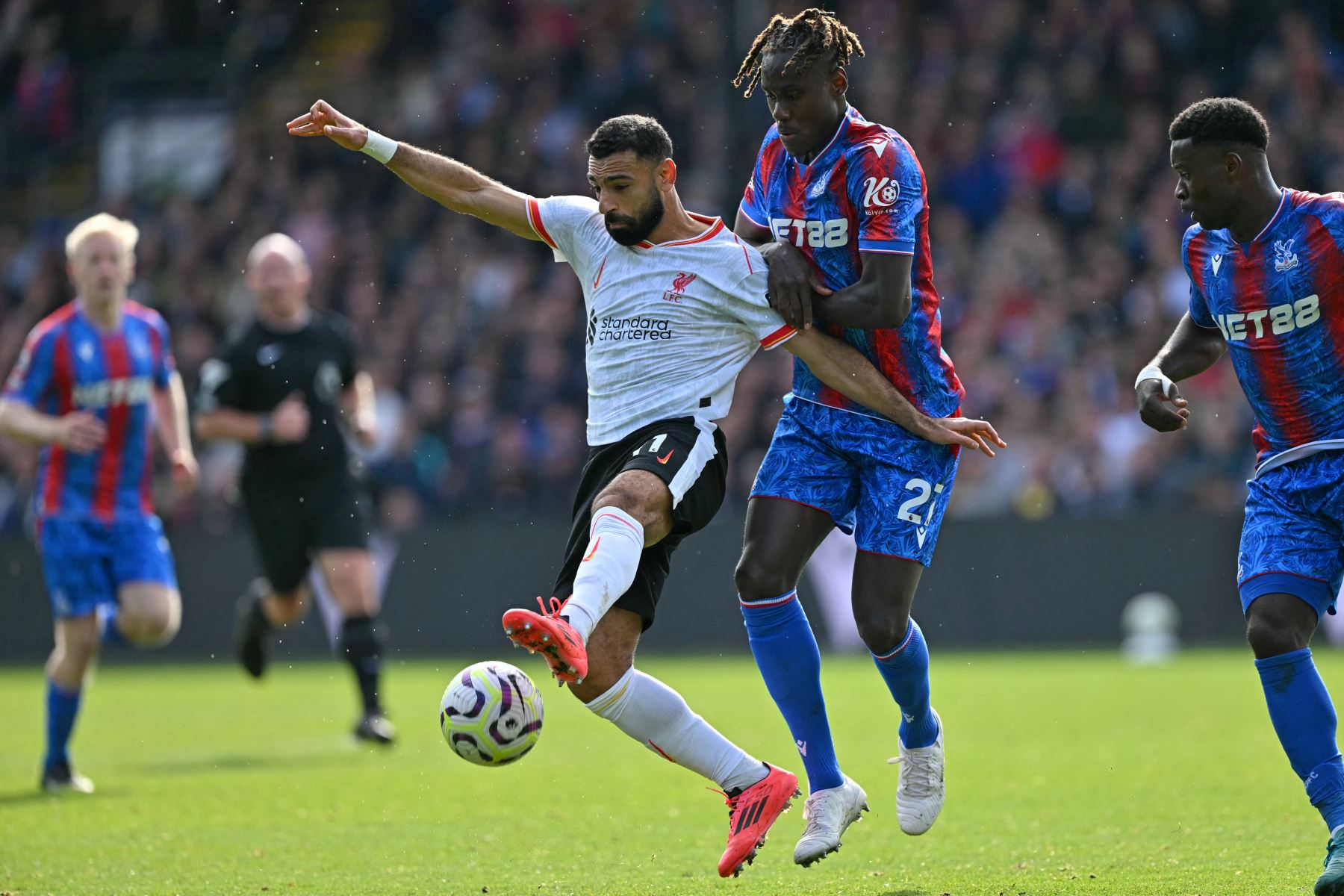 El delantero egipcio del Liverpool  Mohamed Salah compite con el defensor inglés nacido en Sierra Leona del Crystal Palace  Trevoh Chalobah  durante el partido de fútbol de la Premier League inglesa entre Crystal Palace y Liverpool. AFP