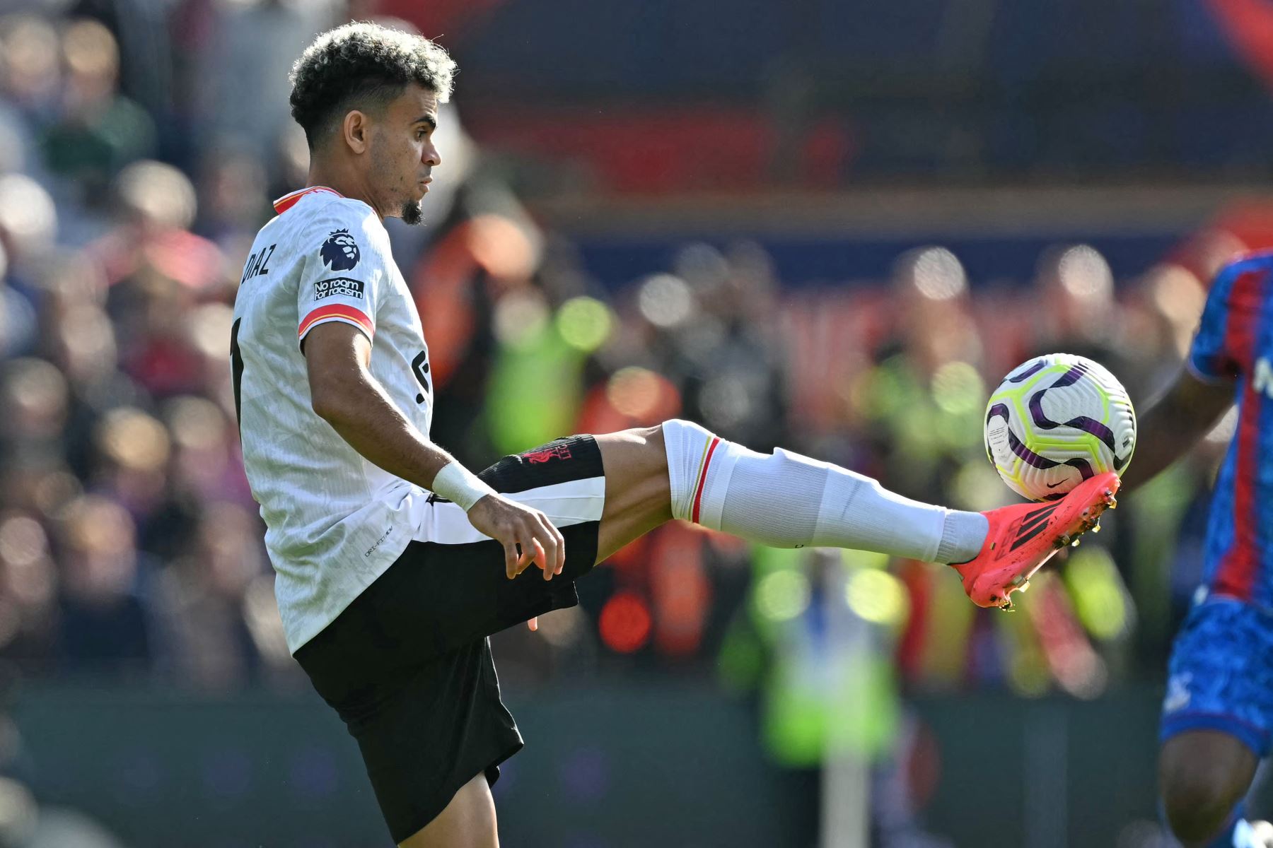 El centrocampista colombiano del Liverpool  Luis Díaz controla el balón durante el partido de fútbol de la Liga Premier inglesa entre Crystal Palace y Liverpool. AFP