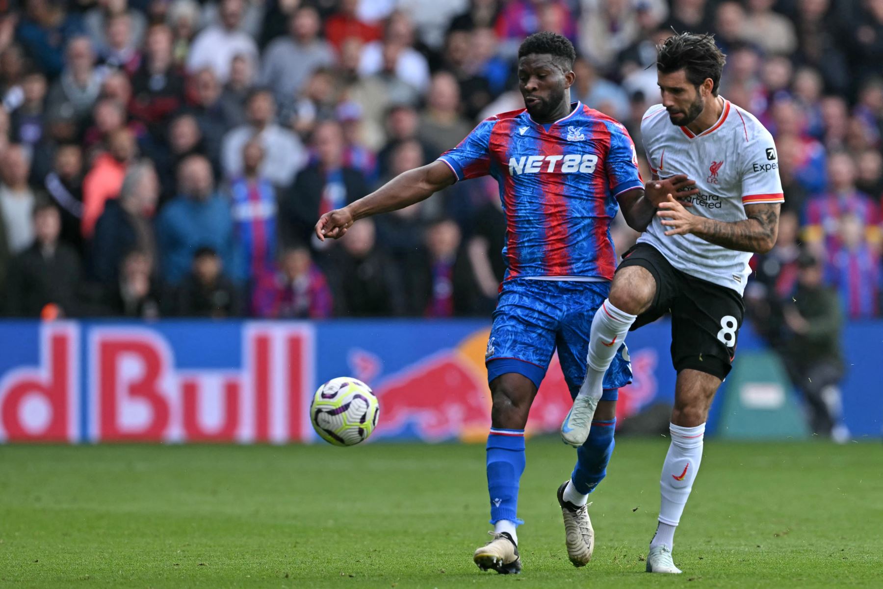 El centrocampista húngaro del Liverpool Dominik Szoboszlai  compite con el centrocampista colombiano del Crystal Palace  Jefferson Lerma  durante el partido de fútbol de la Premier League inglesa entre Crystal Palace y Liverpool. AFP