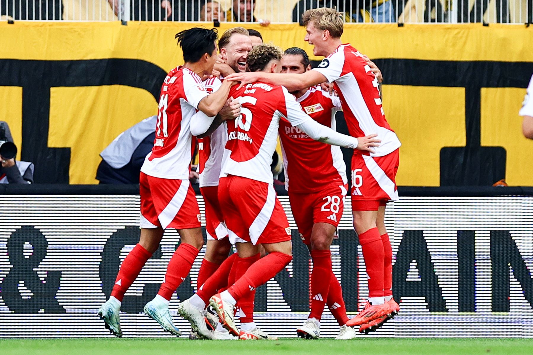 Kevin Vogt del Union Berlin celebra con sus compañeros de equipo tras marcar el gol inicial del partido de fútbol de la Bundesliga alemana, entre el Union Berlin y el Borussia Dortmund el 5 de octubre de 2024. Foto: EFE