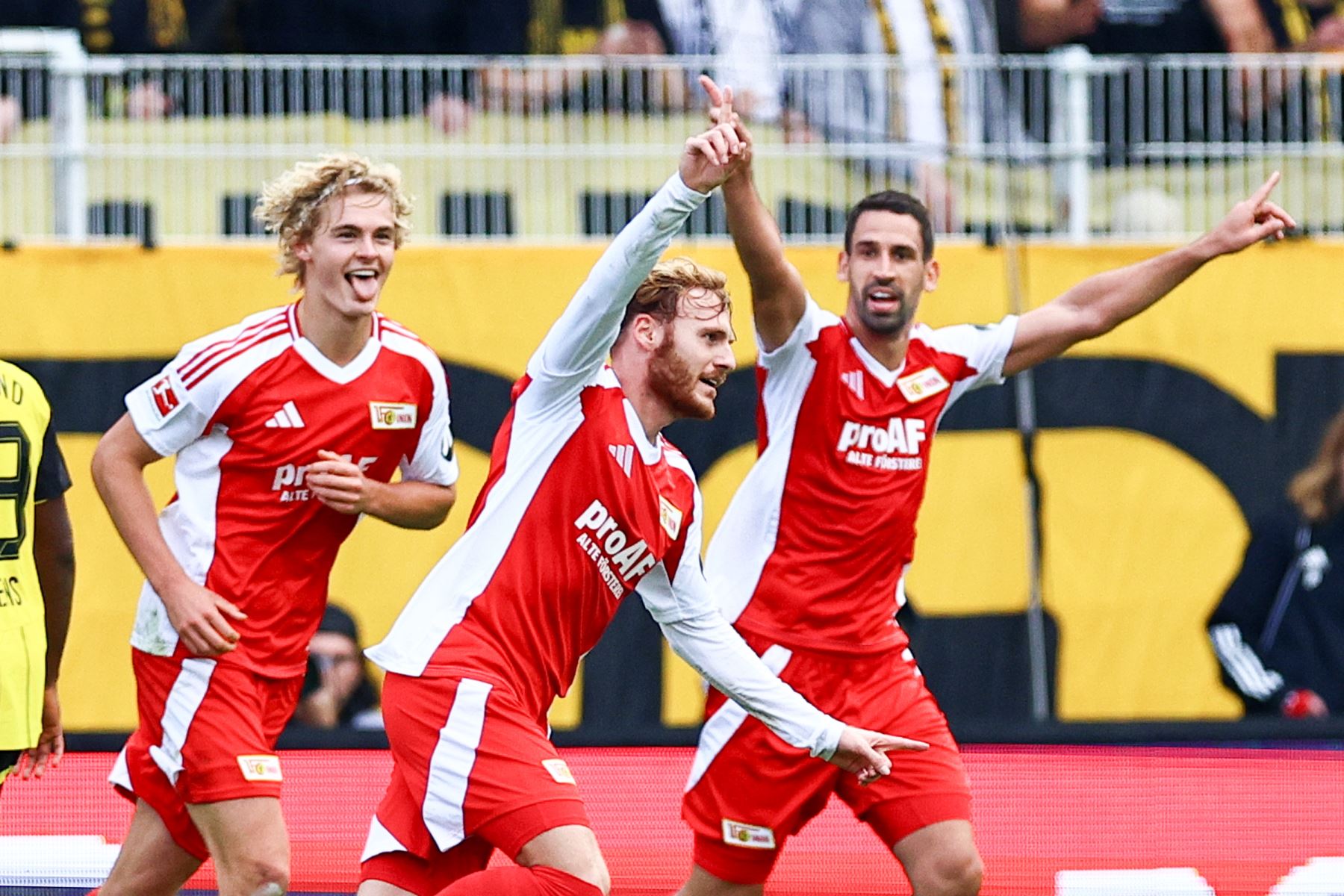 Yorbe Vertessen del Union Berlin celebra con sus compañeros de equipo tras marcar el gol del 2-0 durante el partido de fútbol de la Bundesliga alemana entre Union Berlin y Borussia Dortmund el 05 de octubre de 2024. Foto: EFE