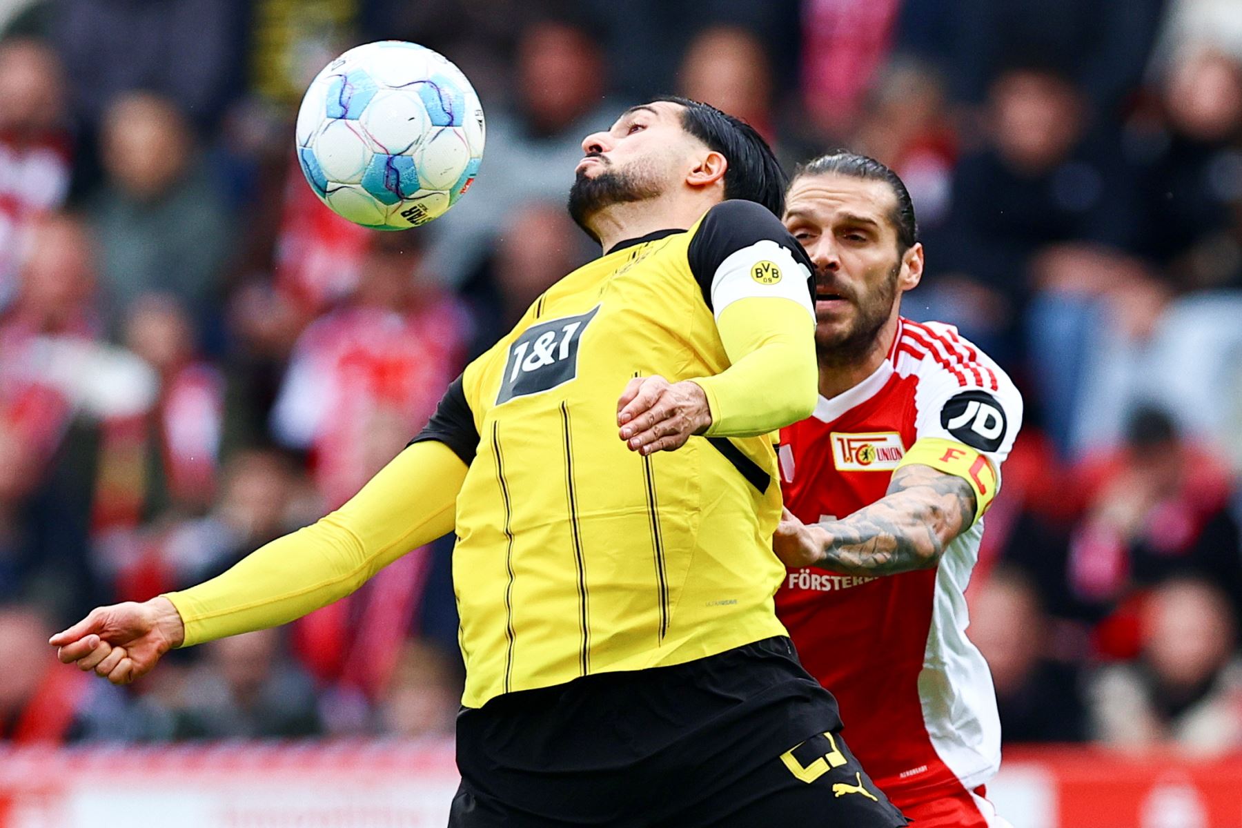 Emre Can del Borussia Dortmund y Christopher Trimmel del Union Berlín se disputan el balón durante el partido de fútbol de la Bundesliga alemana entre Union Berlin y Borussia Dortmund el 5 de octubre de 2024. Foto: EFE