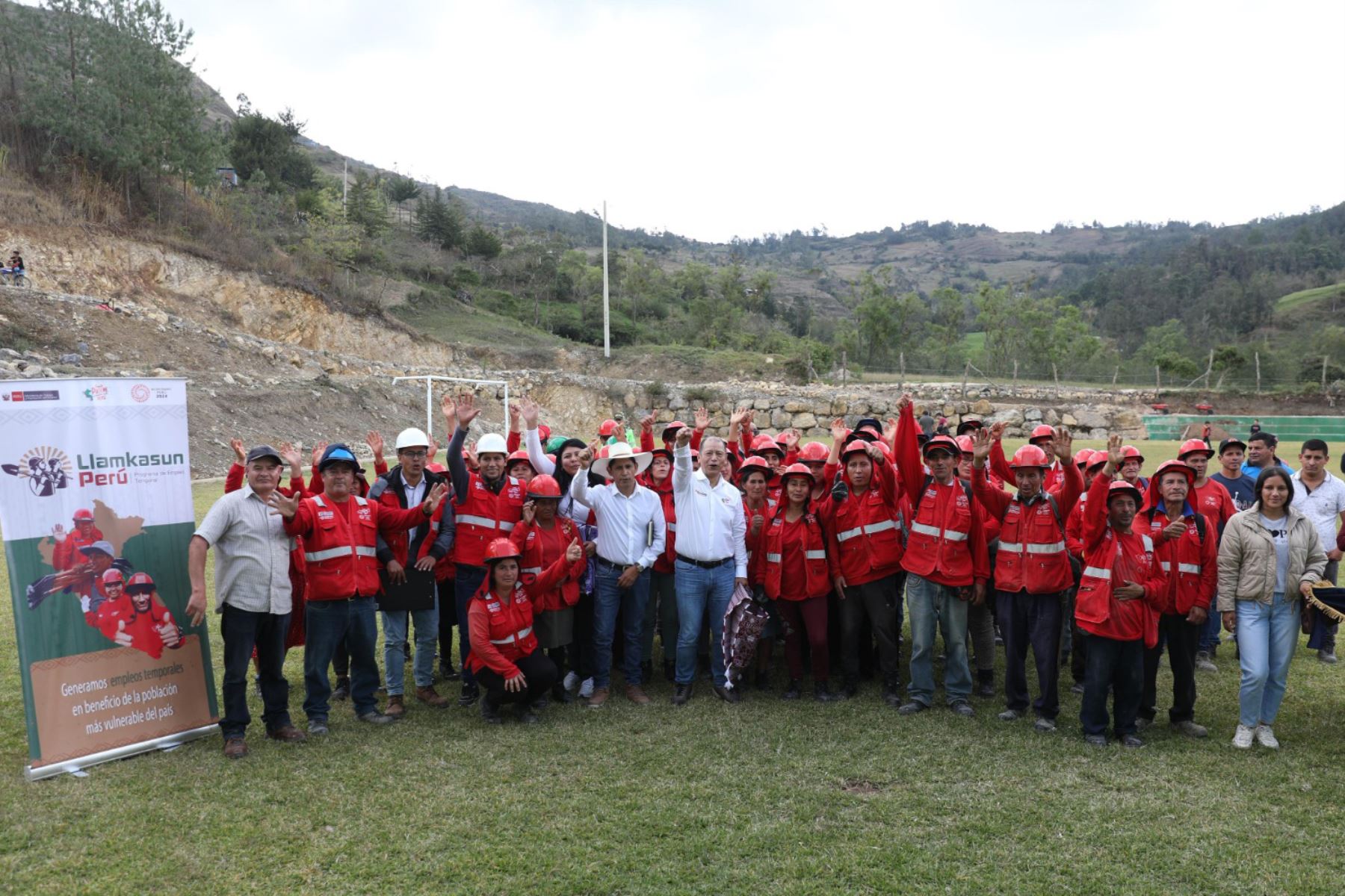 El ministro Maurate, acompañado de la directora ejecutiva de Llamkasun Perú, Jessica Tumi Rivas, informó que su sector está ejecutando el presupuesto destinado a dicho programa y, una vez concluido en su totalidad, solicitará más recursos al Ministerio de Economía y Finanzas (MEF).