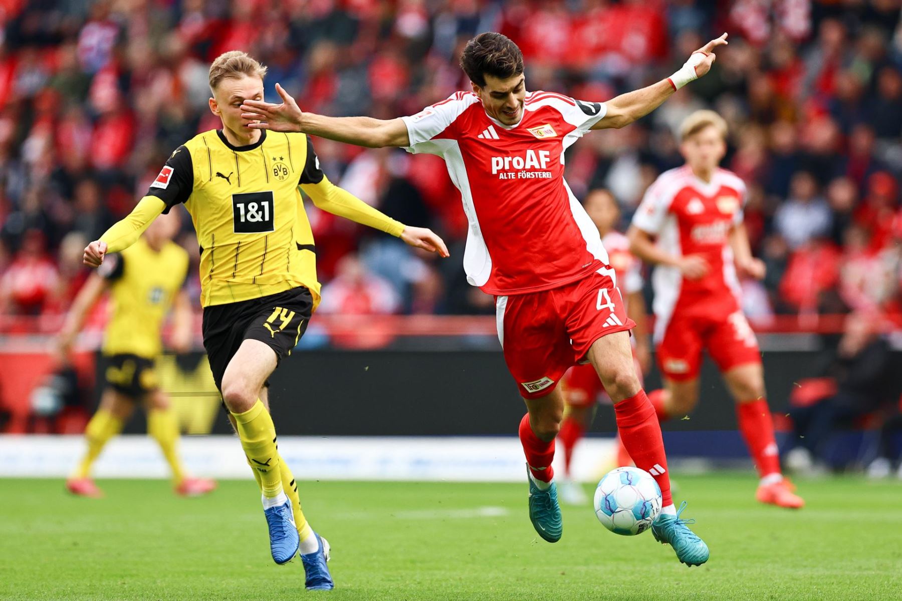 Maximilian Beier del Borussia Dortmund y Diogo Leite de Union Berlín se disputan el balón durante el partido de fútbol de la Bundesliga alemana entre Union Berlin y Borussia Dortmund el 5 de octubre de 2024. Foto: EFE