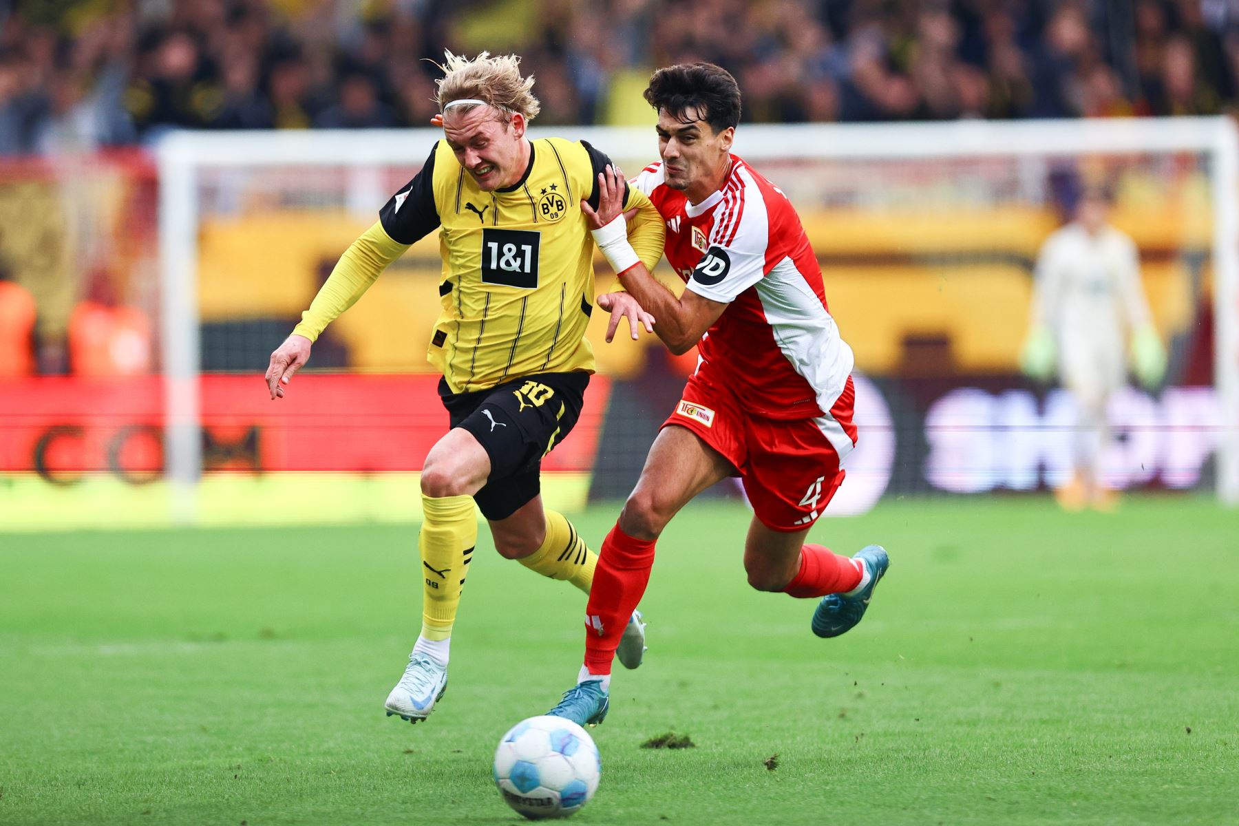 Julian Brandt del Borussia Dortmund y Diogo Leite del Union Berlín se disputan el balón durante el partido de fútbol de la Bundesliga alemana entre Union Berlin y Borussia Dortmund el 5 de octubre de 2024. Foto: EFE