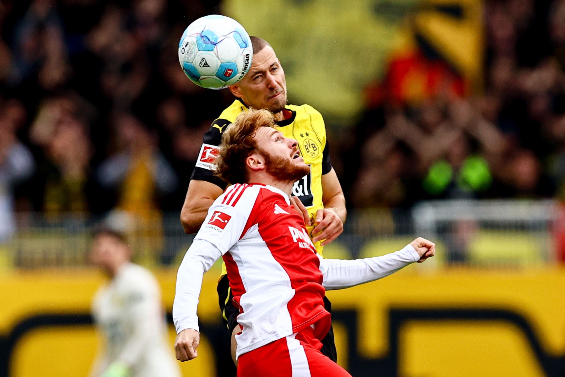 Waldemar Anton del Borussia Dortmund y Yorbe Vertessen de Union Berlín se disputan el balón durante el partido de fútbol de la Bundesliga alemana entre Union Berlin y Borussia Dortmund el 5 de octubre de 2024. Foto: EFE