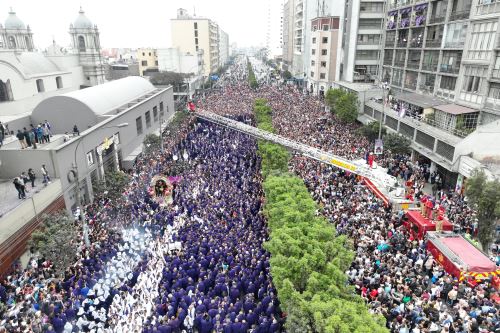 Multitudinario primer recorrido del Señor de los Milagros