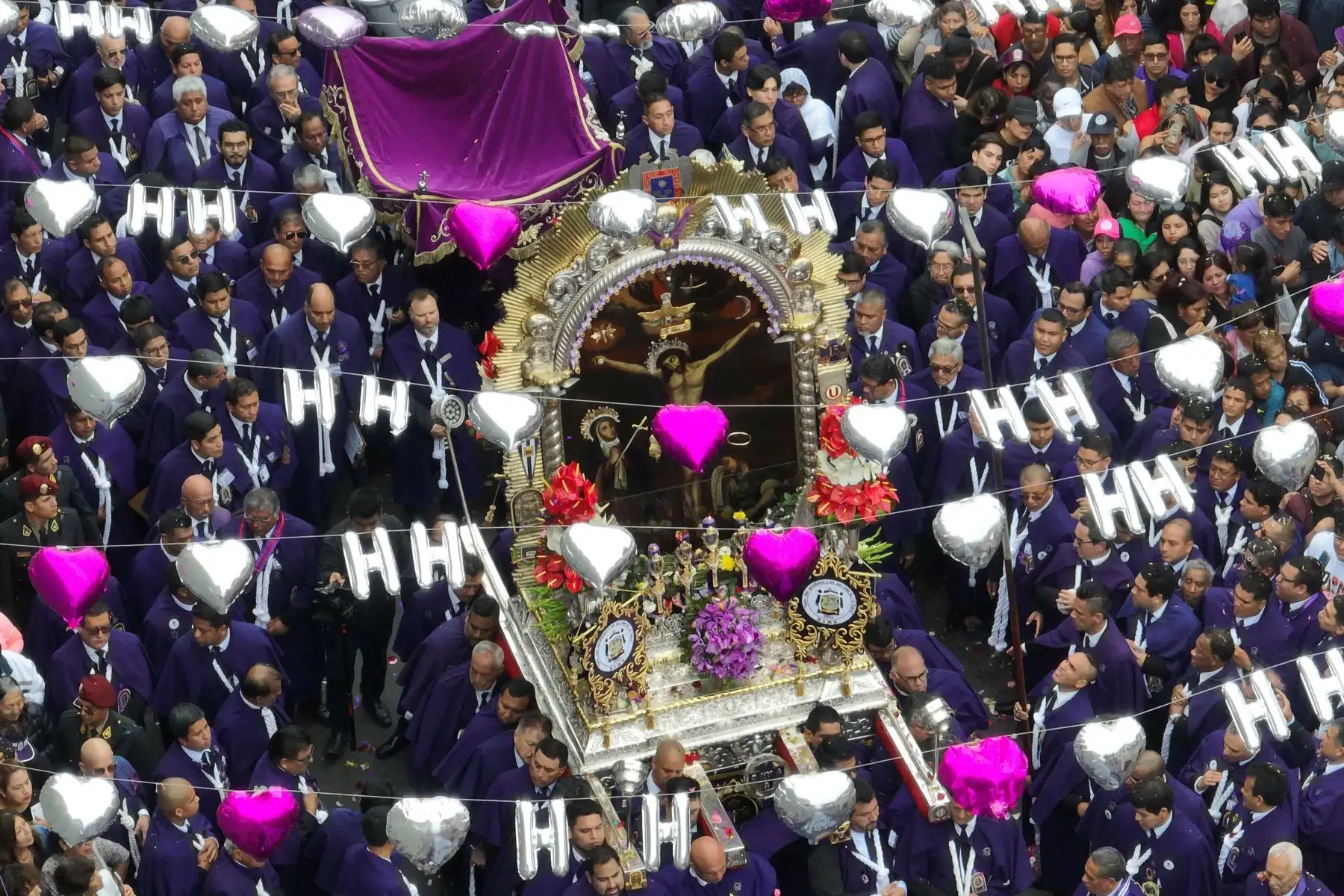 La imagen del Señor de los Milagros inició su recorrido saliendo de la Iglesia de las Nazarenas, recorriendo una cuadra de la Av. Tacna, para luego continuar por la Av. Emancipación y seguir el resto de su recorrido por el Jr. Chancay. Foto: ANDINA/Daniel Bracamonte