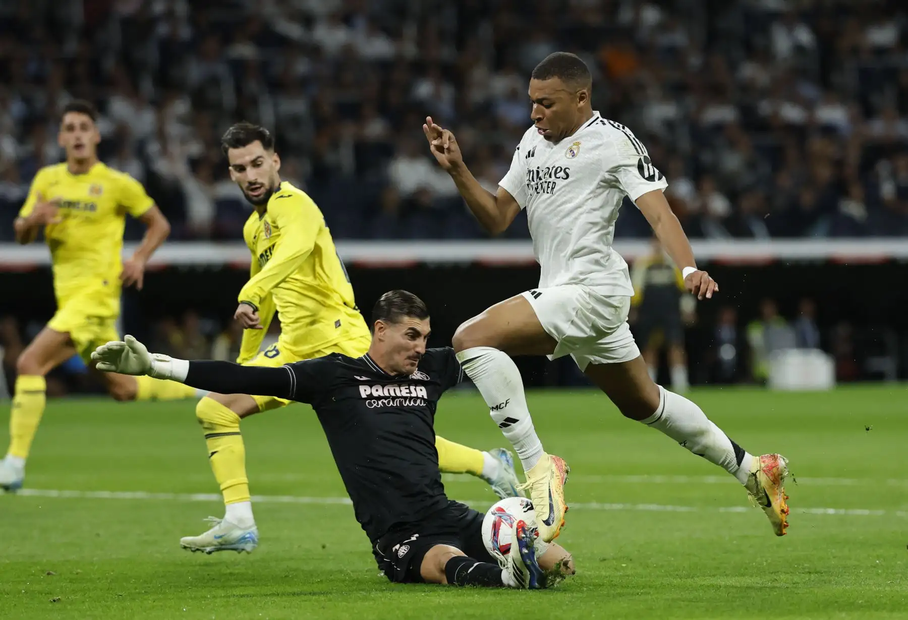 El delantero francés del Real Madrid Kylian Mbappé desafía al portero español del Villarreal Diego Conde durante el partido de fútbol de la liga española entre el Real Madrid CF y el Villarreal CF en el estadio Santiago Bernabéu en Madrid. Foto: ANDINA/AFP