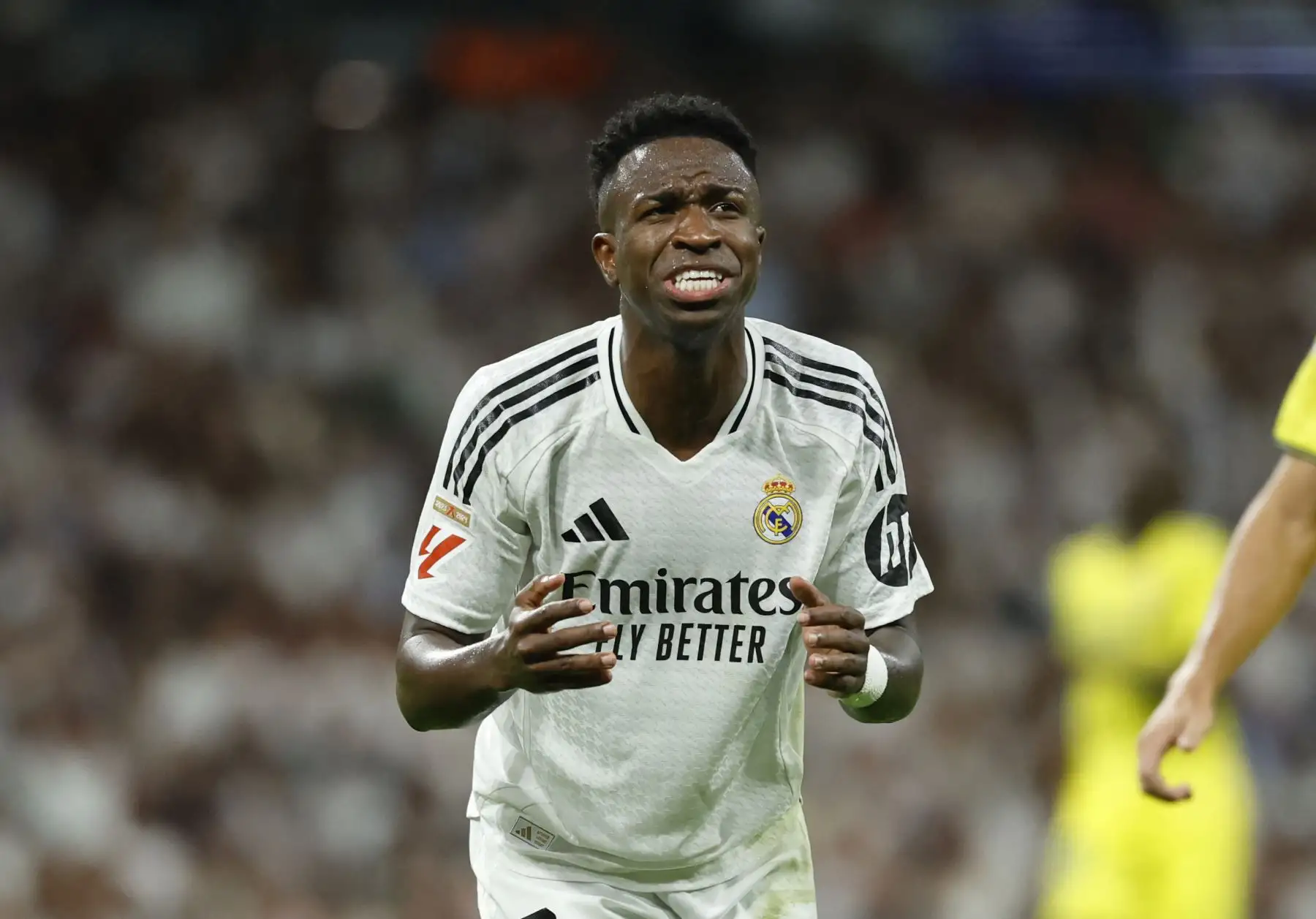 El delantero brasileño del Real Madrid, Vinicius Junior, reacciona durante el partido de fútbol de la liga española entre el Real Madrid CF y el Villarreal CF en el estadio Santiago Bernabéu de Madrid.
Foto: ANDINA/AFP