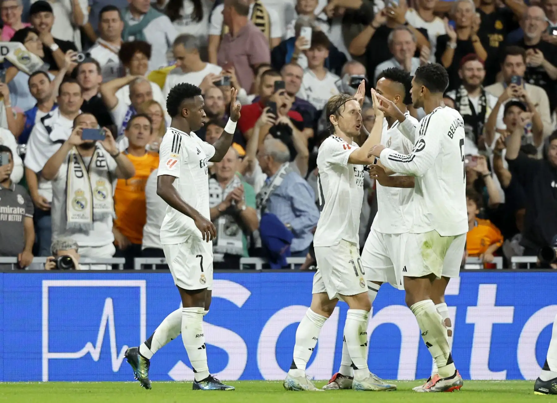 El delantero brasileño el Real Madrid, Vinicius Junior, celebra el segundo gol de su equipo durante el partido de fútbol de la liga española entre el Real Madrid CF y el Villarreal CF en el estadio Santiago Bernabéu de Madrid. Foto: ANDINA/AFP
