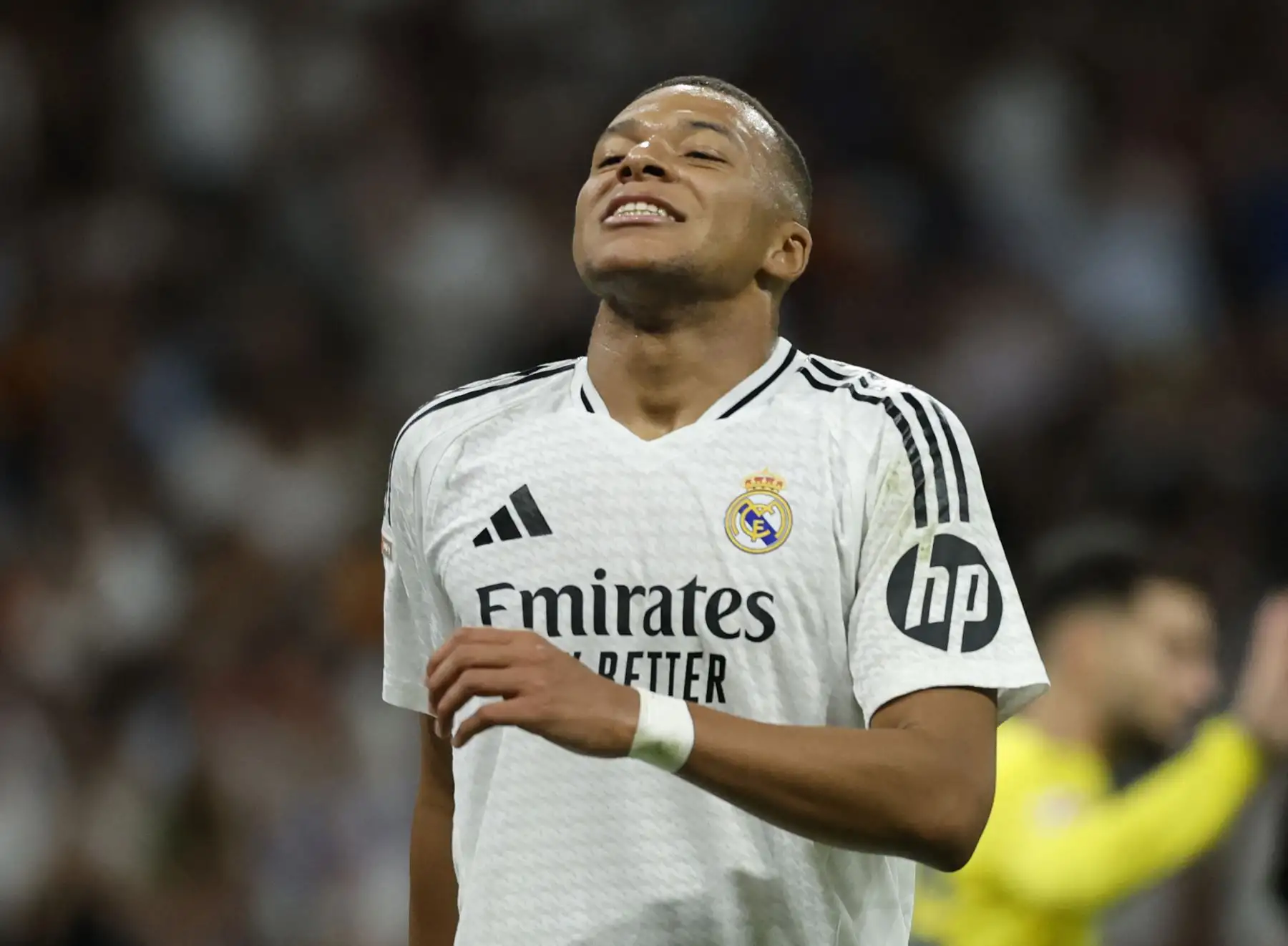 El delantero francés del Real Madrid, Kylian Mbappé, reacciona durante el partido de fútbol de la liga española entre el Real Madrid CF y el Villarreal CF en el estadio Santiago Bernabéu de Madrid. Foto. ANDINA/AFP