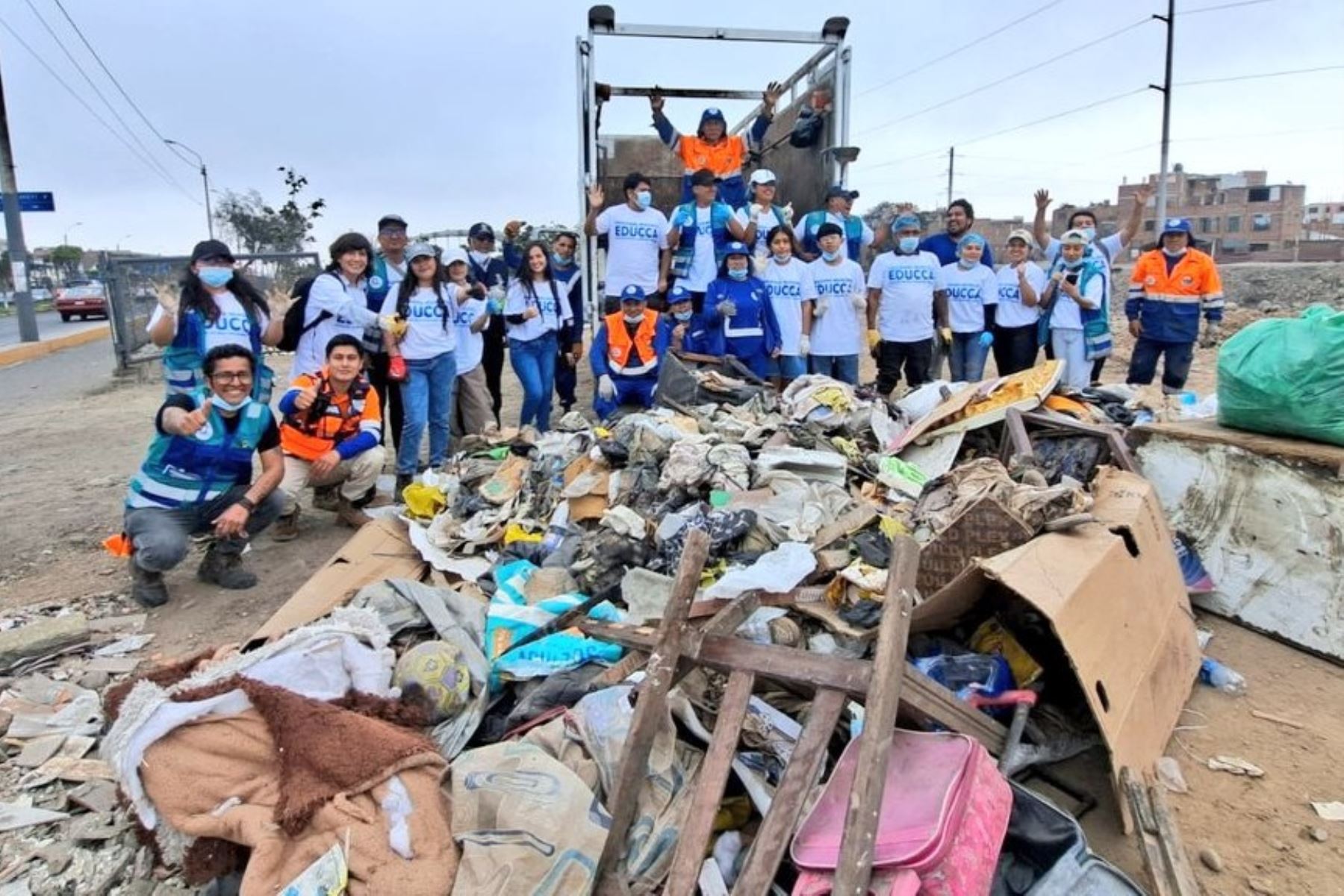 Voluntarios convocados por el Minam realizaron una campaña de limpieza del río Rímac. Foto: MINAM/Difusión