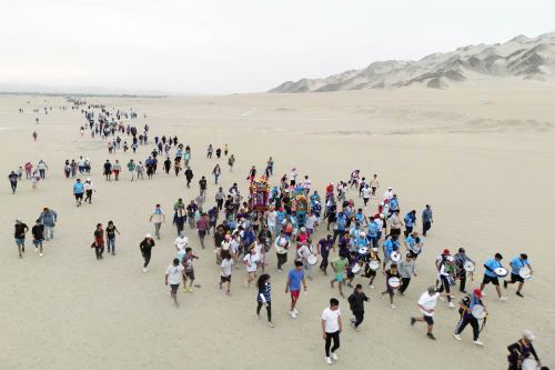 Ica:Devotos en peregrinación a través del desierto hacia el  santuario de Virgen de Yauca