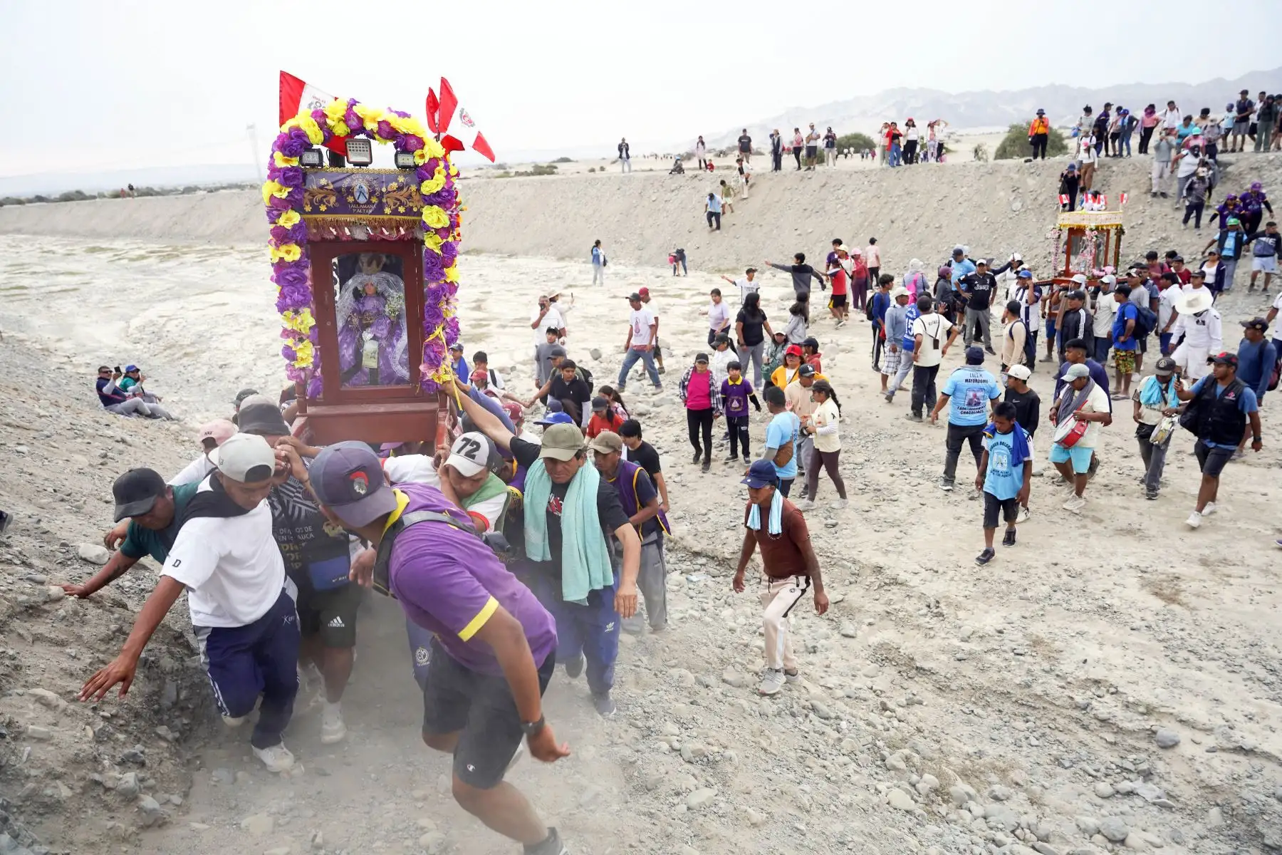 Los peregrinos recorren más de 15 kilómetros bajo el intenso sol iqueño y resistiendo los intensos vientos Paracas, demostrando su inquebrantable devoción a la Virgen de Yauca. Foto: ANDINA/difusión