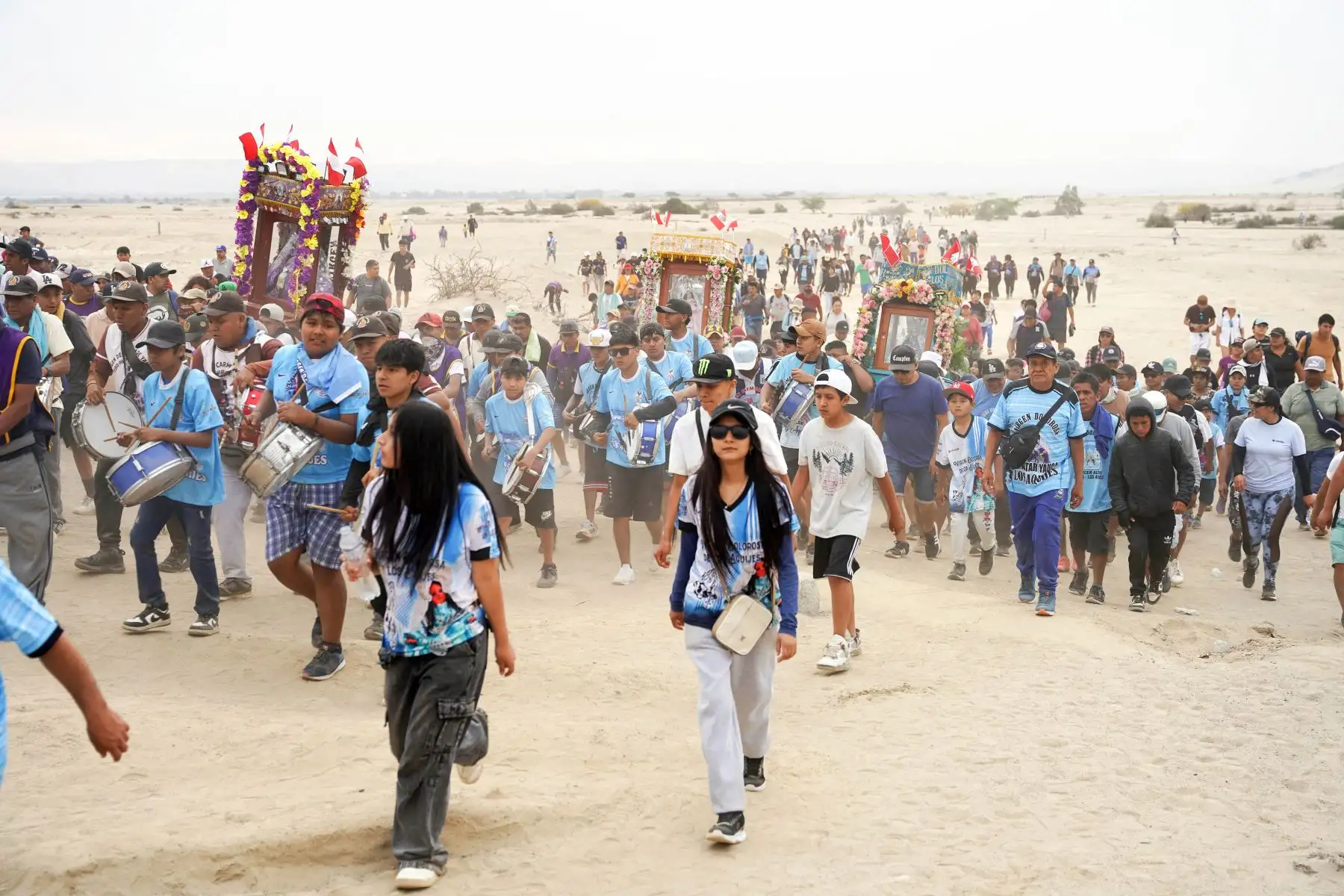 Las cuatro vírgenes altareras cargadas en los hombros de sus devotos salieron de sus lugares de origen aproximadamente al mediodía para cruzar el desierto y visitar a la Virgen de Yauca. Foto: ANDINA/Difusión