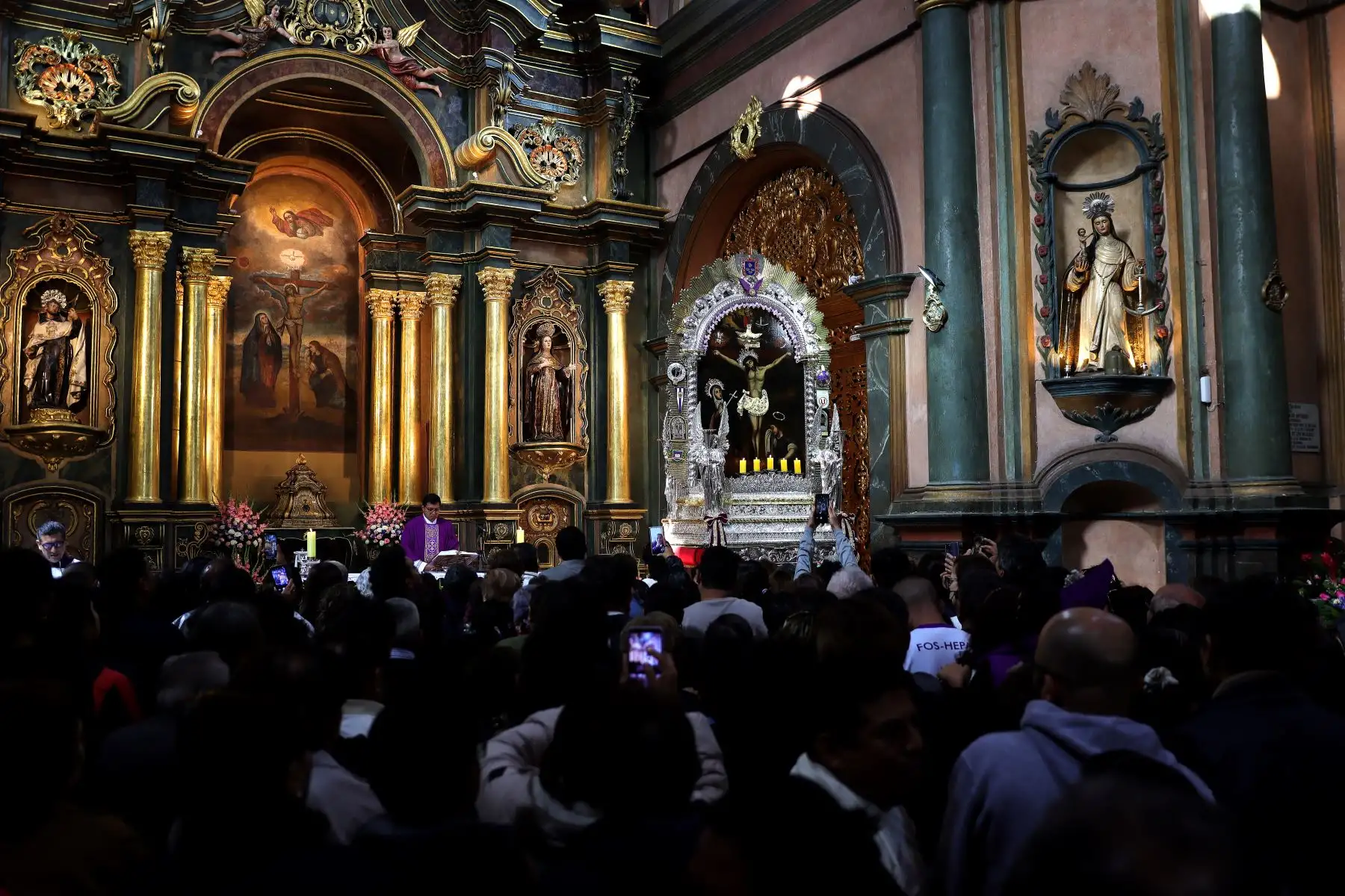 Misa al Señor de Los Milagros en la
Iglesia Las Nazarenas.
Foto: ANDINA / Lino Chipana.