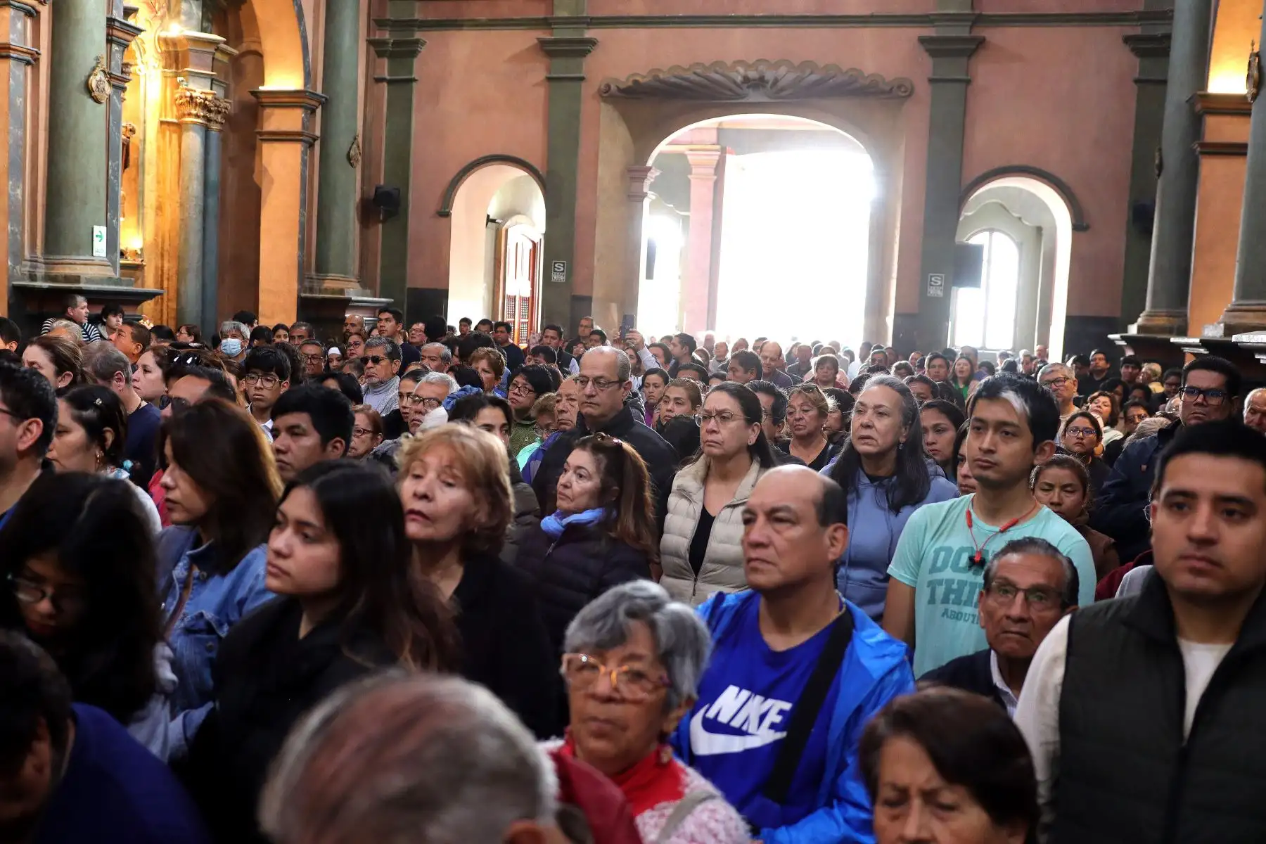 Cientos de personas acuden a la misa al Señor de Los Milagros en la
Iglesia Las Nazarenas.
Foto: ANDINA / Lino Chipana.