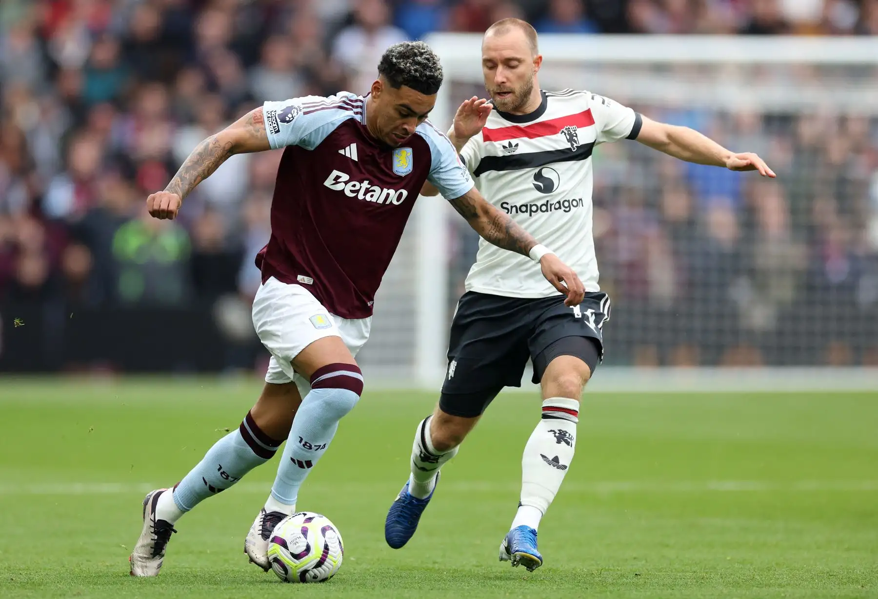El centrocampista danés del Manchester United  Christian Eriksen  hace falta al centrocampista inglés del Aston Villa  Morgan Rogers durante el partido de fútbol de la Premier League inglesa entre el Aston Villa y el Manchester United. AFP