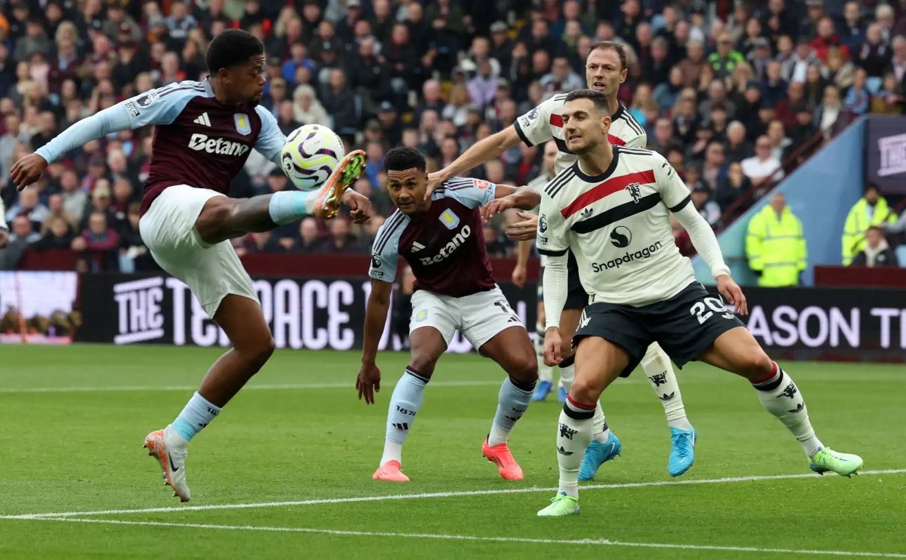 El defensor portugués del Manchester United  Diogo Dalot  compite con el delantero jamaicano del Aston Villa  Leon Bailey durante el partido de fútbol de la Premier League inglesa entre el Aston Villa y el Manchester United. AFP