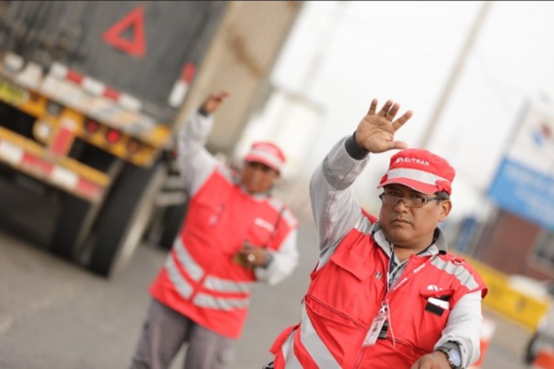 La Superintendencia de Transporte Terrestre de Personas, Carga y Mercancías (Sutran)entregó nuevos uniformes a sus trabajadores a fin de darles mayor seguridad y bienestar a sus trabajadores.