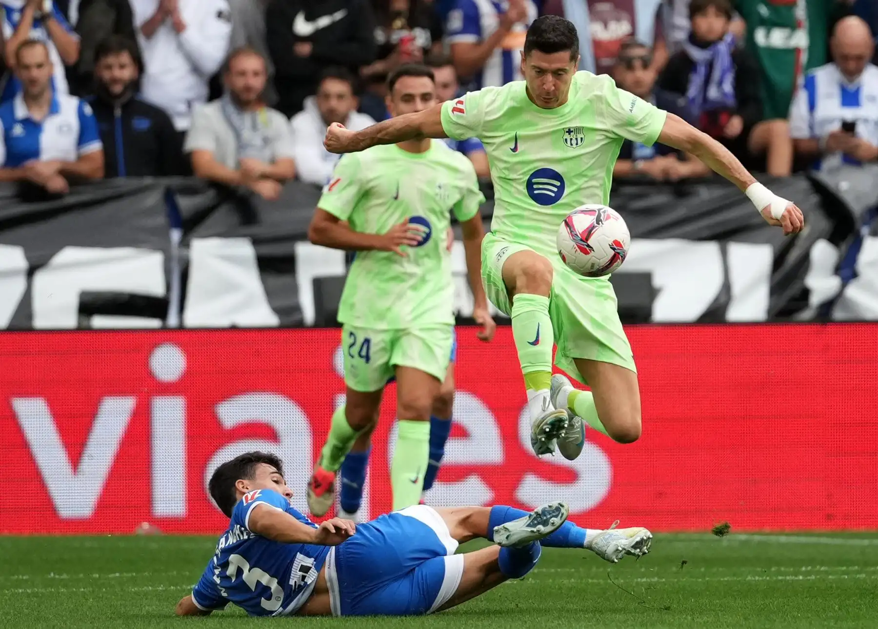 El delantero polaco del Barcelona  Robert Lewandowski lucha por el balón con el defensor español del Alavés  Manuel Sánchez durante el partido de fútbol de la liga española entre el Deportivo Alavés y el FC Barcelona. Foto: AFP