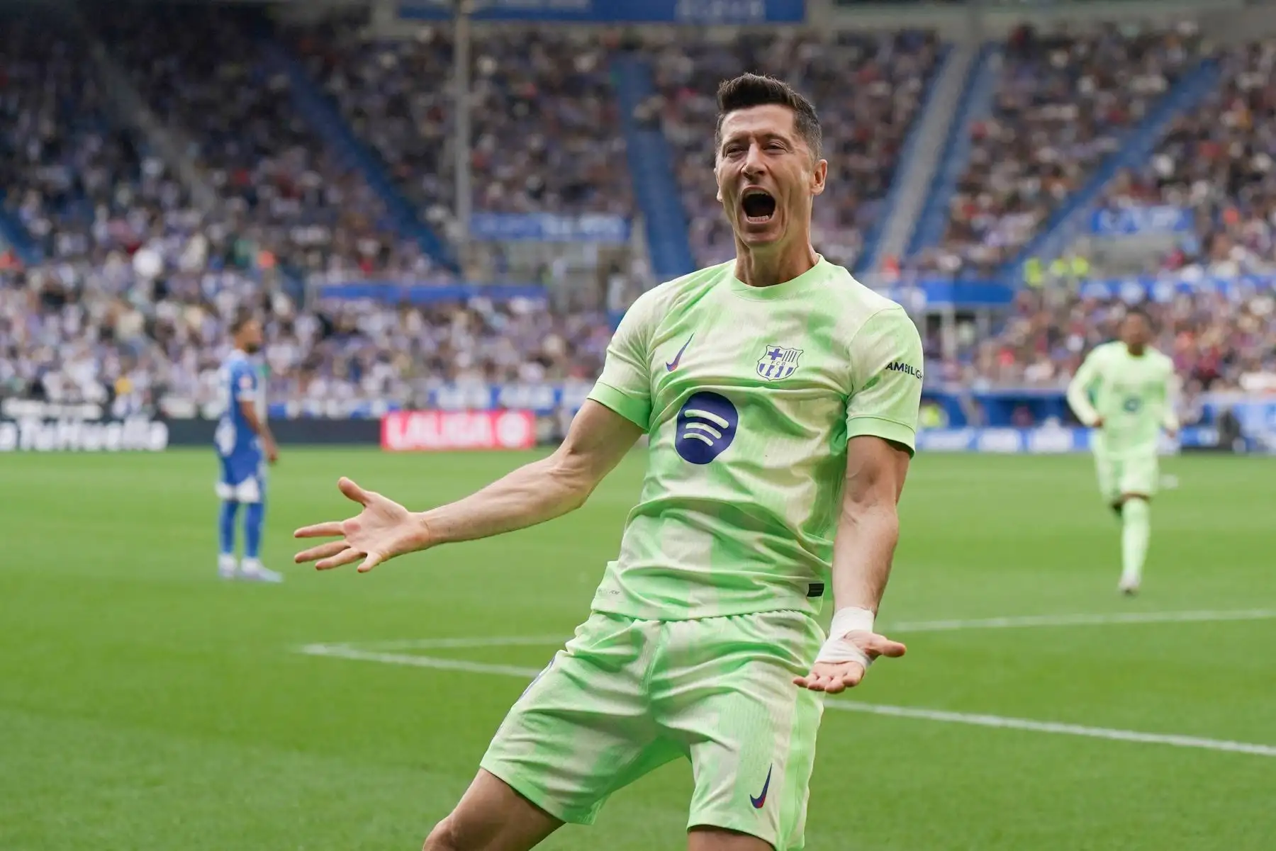 El delantero polaco del Barcelona  Robert Lewandowski celebra marcar el primer gol de su equipo durante el partido de fútbol de la liga española entre el Deportivo Alavés y el FC Barcelona. AFP