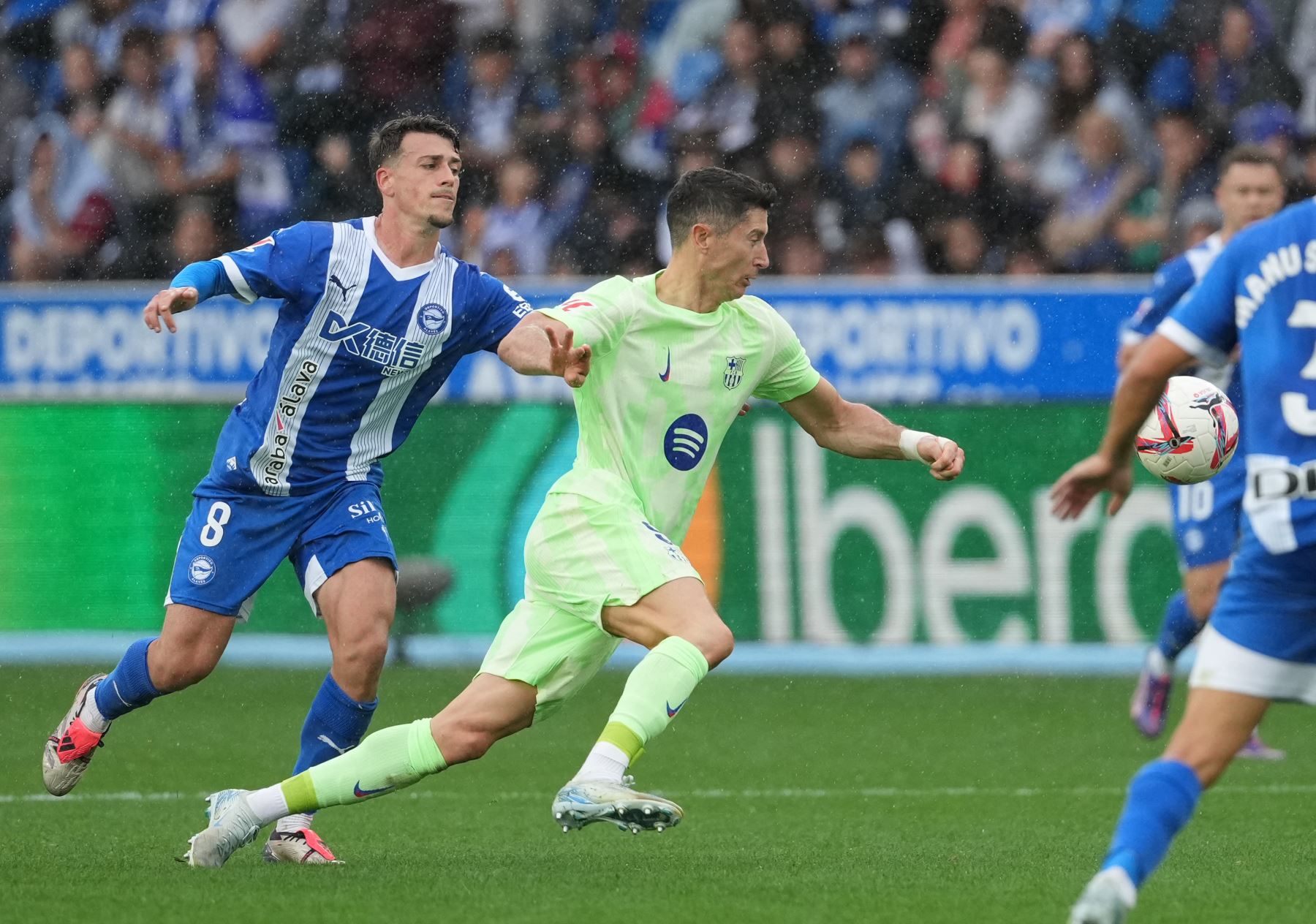 El delantero polaco del Barcelona  Robert Lewandowski lucha por el balón con el defensor español del Alavés Antonio Blanco durante el partido de fútbol de la liga española entre el Deportivo Alavés y el FC Barcelona. AFP