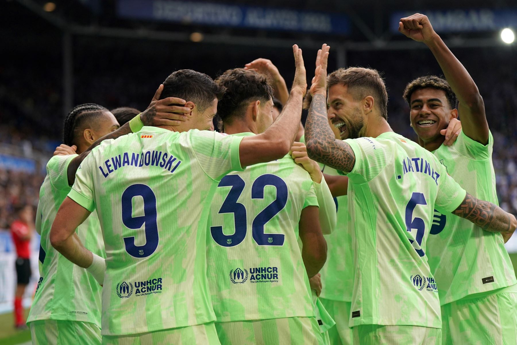 El delantero polaco del Barcelona  Robert Lewandowski, celebra el segundo gol de su equipo con sus compañeros durante el partido de fútbol de la liga española entre el Deportivo Alavés y el FC Barcelona. AFP