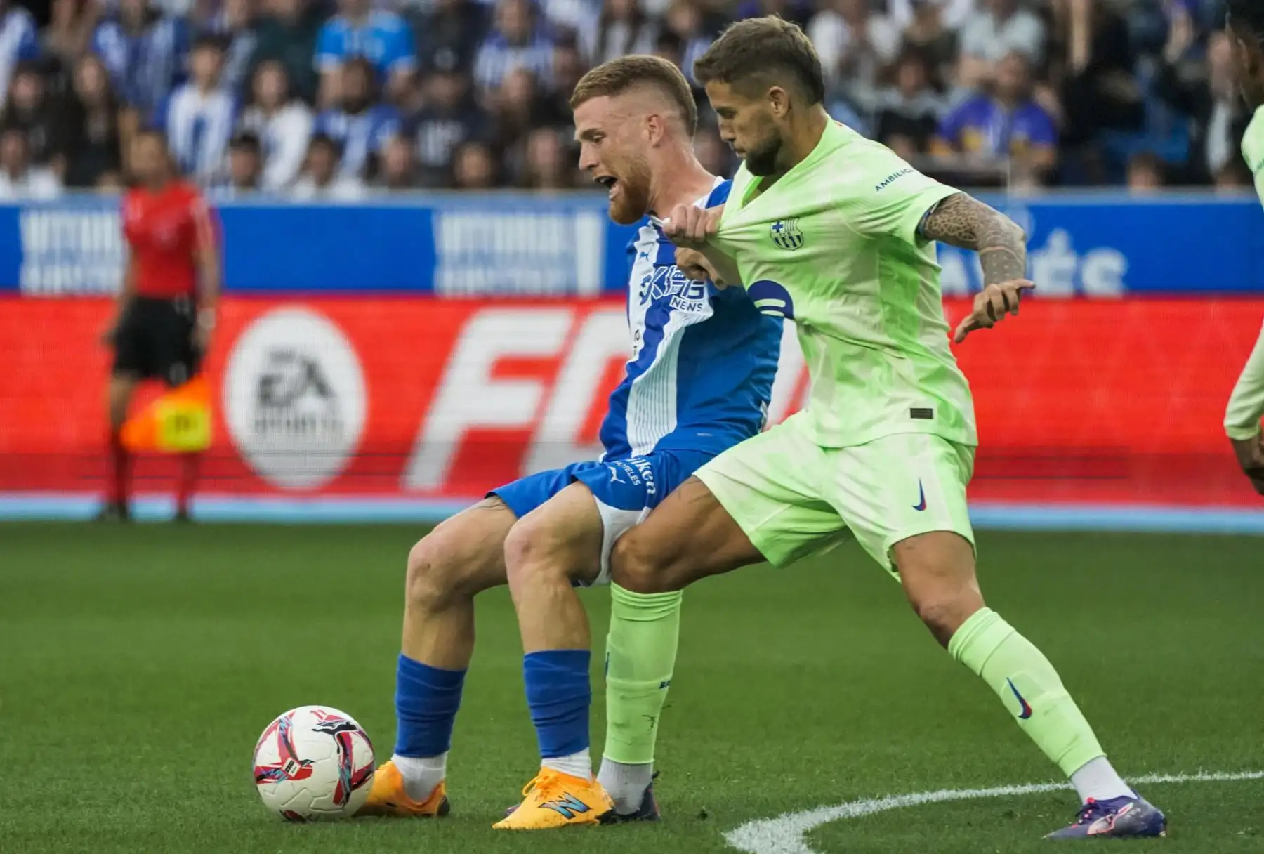 El centrocampista del Alavés Carlos Vicente con el balón ante el defensa del FC Barcelona Íñigo Martínez durante el partido de la novena jornada de Liga que Alavés y Barcelona. Foto: EFE