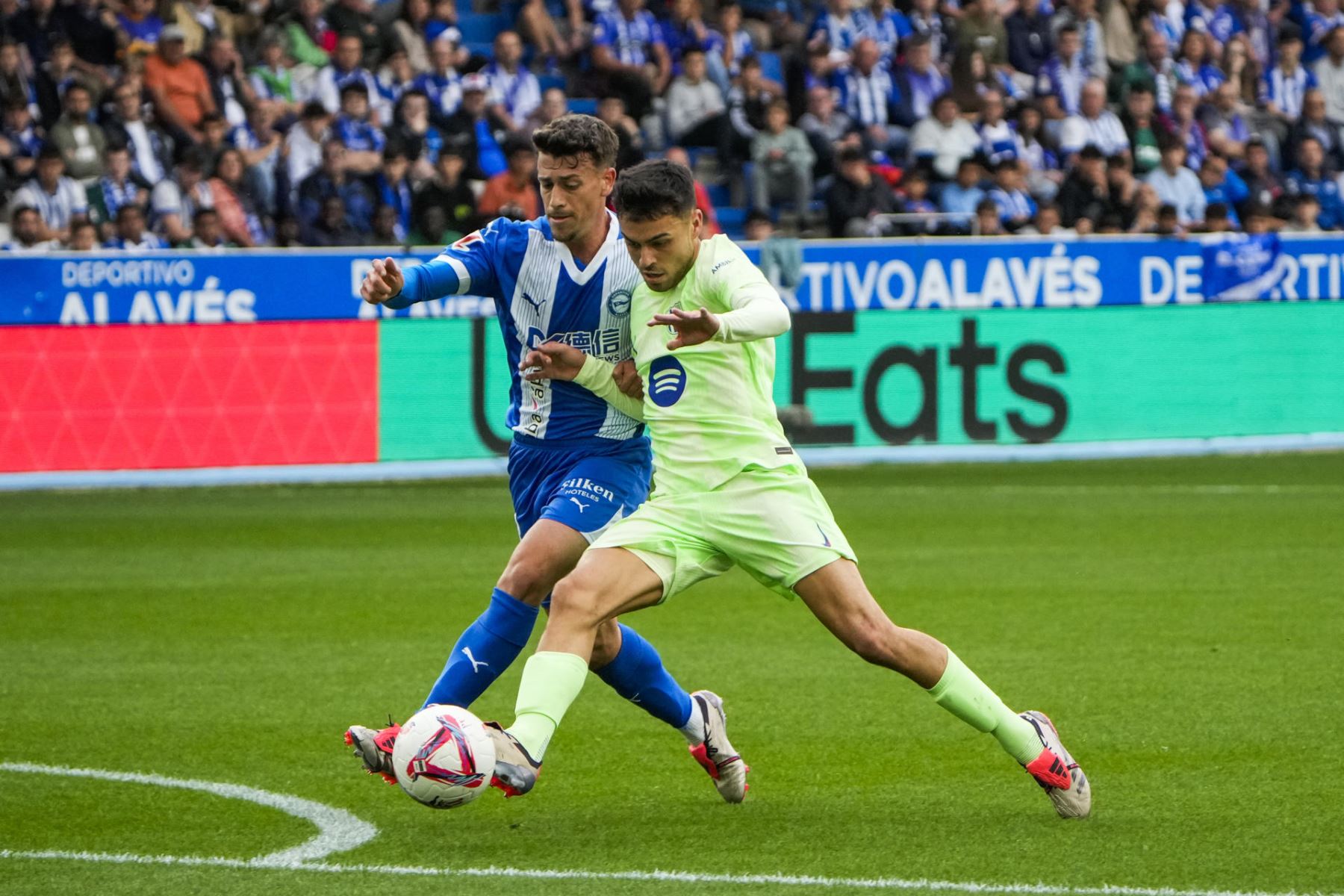 El centrocampista del FC Barcelona Pedri  y el centrocampista del Deportivo Alavés Antonio Blanco durante el partido de la novena jornada de Liga que Alavés y Barcelona. EFE