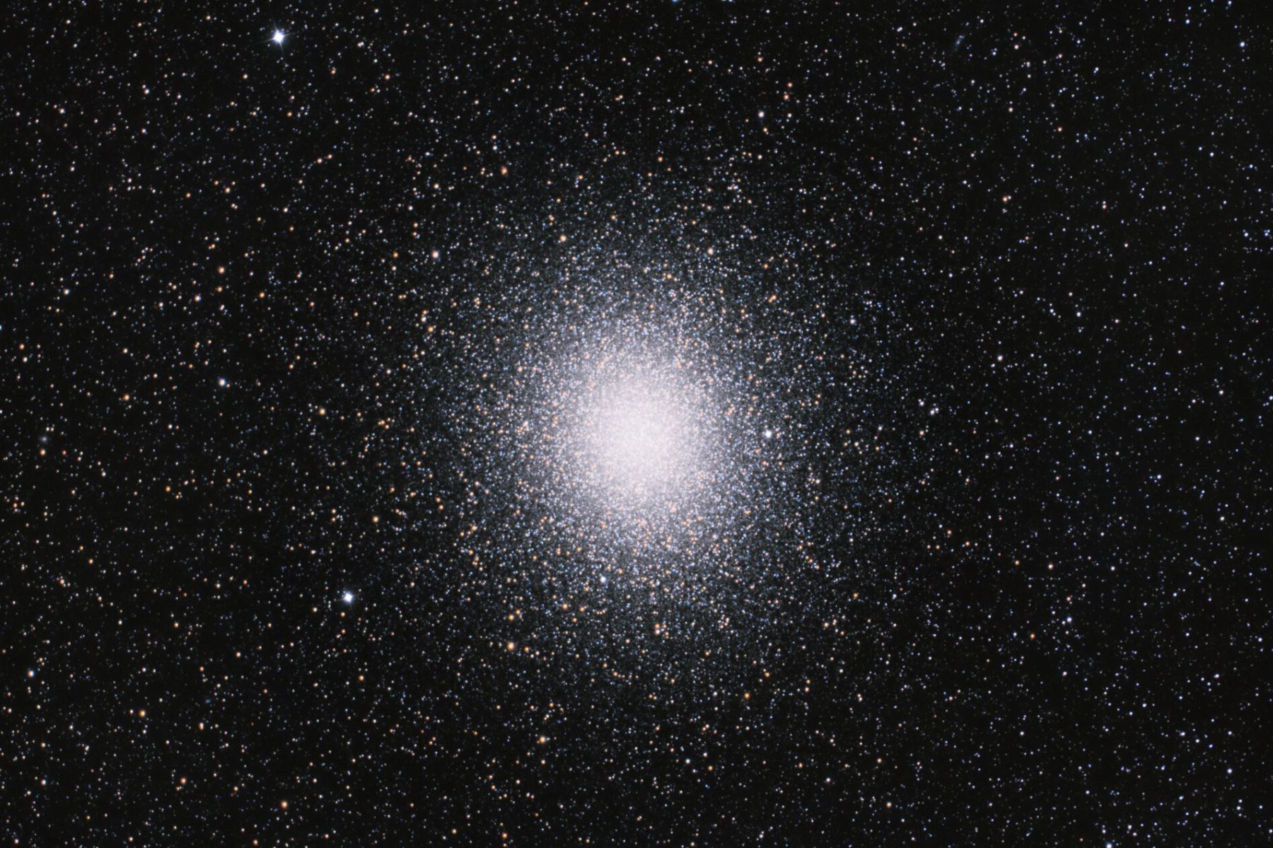 Fotografía del cúmulo globular Omega Centauri (NGC 5139), tomada desde el Observatorio y Planetario Discovery Perú de Huancayo, el 12 de abril del 2020. Foto: José Santivañez / Hugo Santivañez