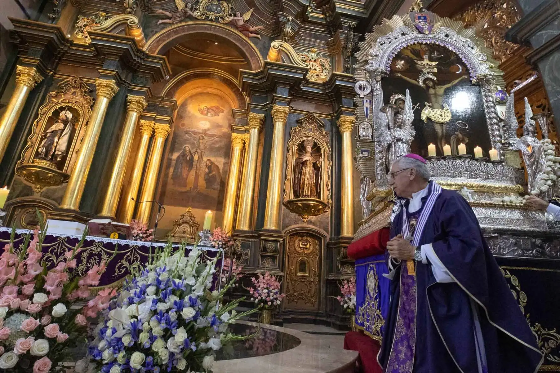 Cardenal Carlos Castillo ofrece misa en la Iglesia Las Nazarenas. Foto: ANDINA/ Carlos Lezama Villantoy