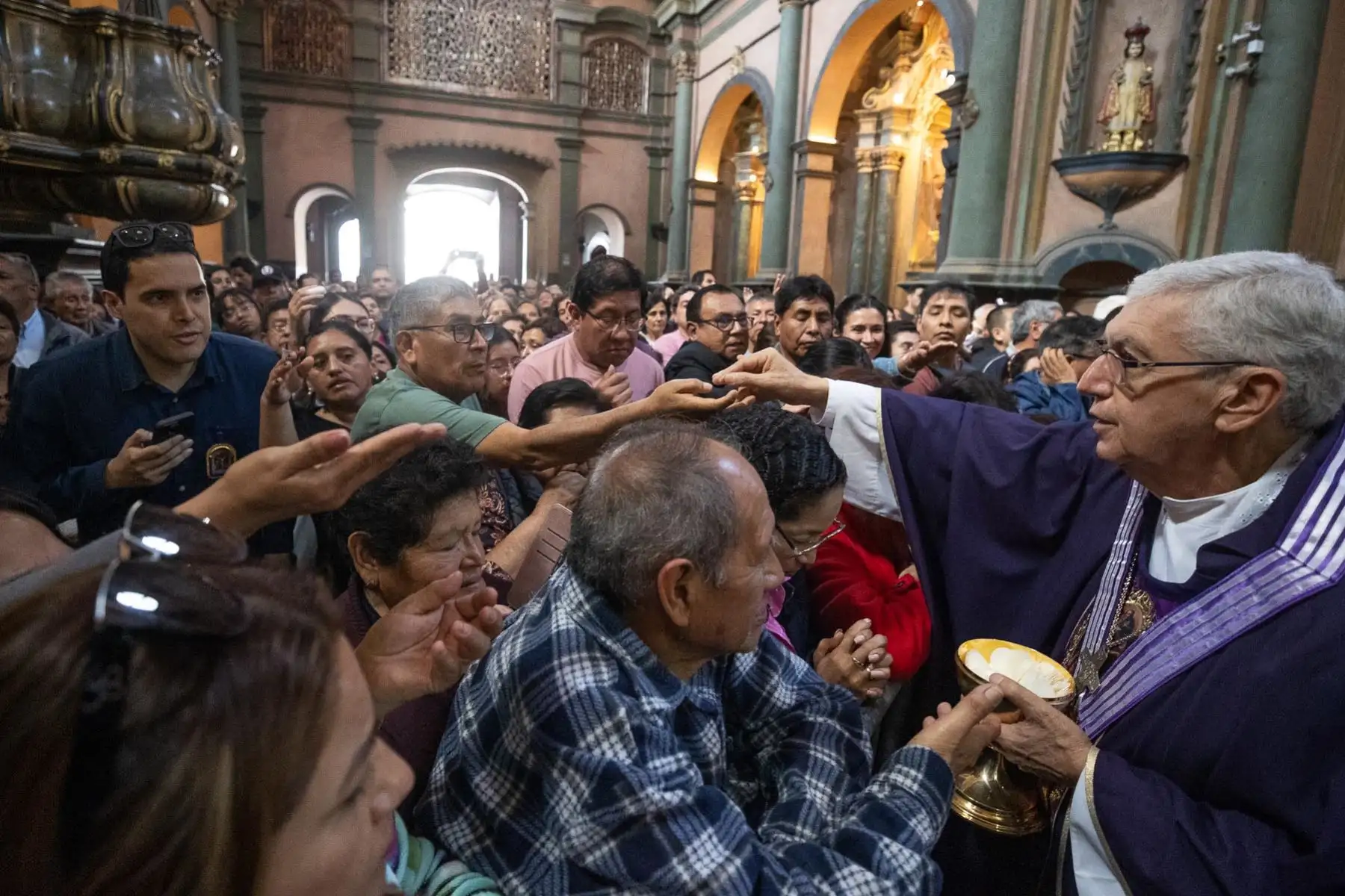 Feligreses reciben la hostia durante la celebración de la eucaristía en la iglesia Las Nazarenas. Foto: ANDINA/ Carlos Lezama Villantoy