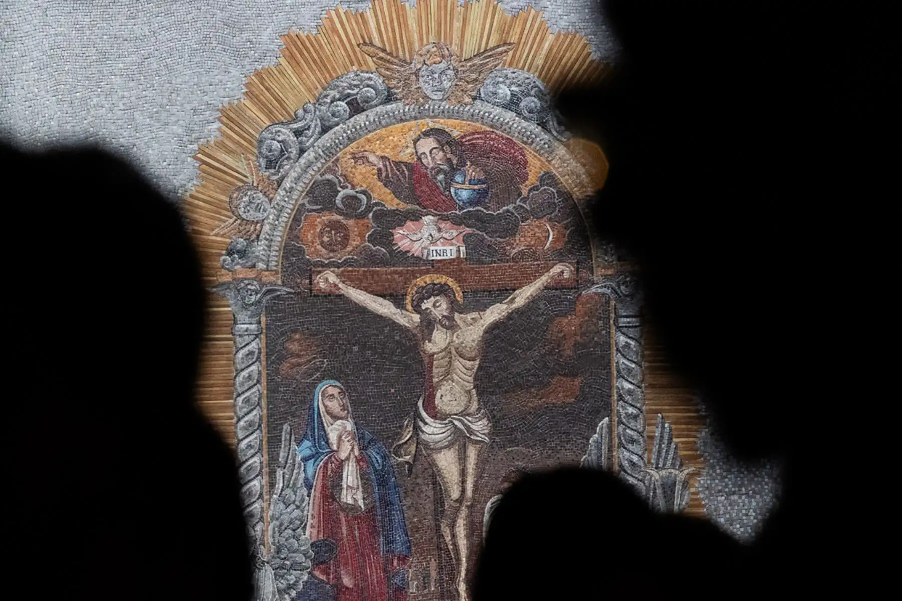Miles de fieles del Señor de los Milagros, visitan desde tempranas horas el santuario de las Nazarenas, a fin de rendir culto a la venerada imagen del Cristo Moreno.  Foto: ANDINA/ Carlos Lezama Villantoy