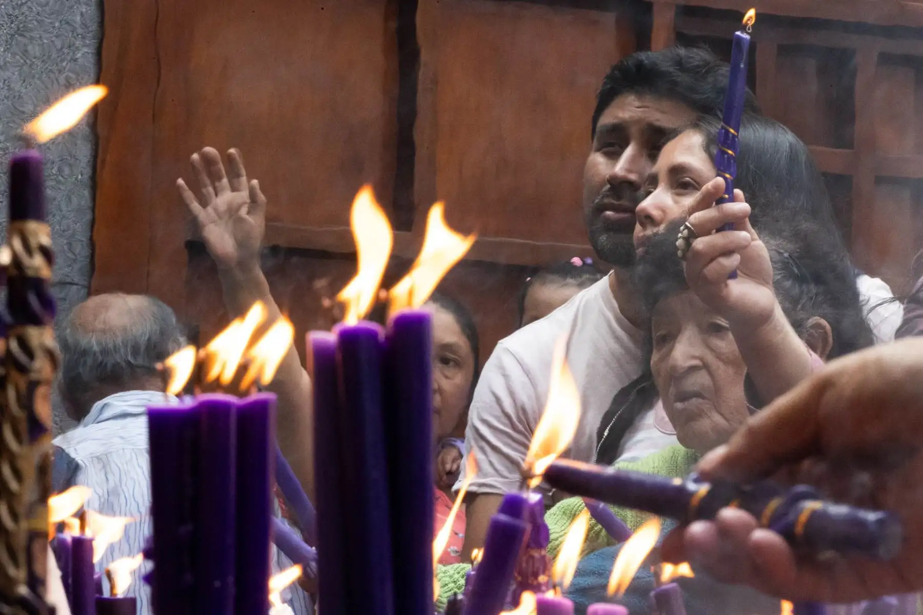 Miles de fieles del Señor de los Milagros, visitan desde tempranas horas el santuario de las Nazarenas, a fin de rendir culto a la venerada imagen del Cristo Moreno.  Foto: ANDINA/ Carlos Lezama Villantoy