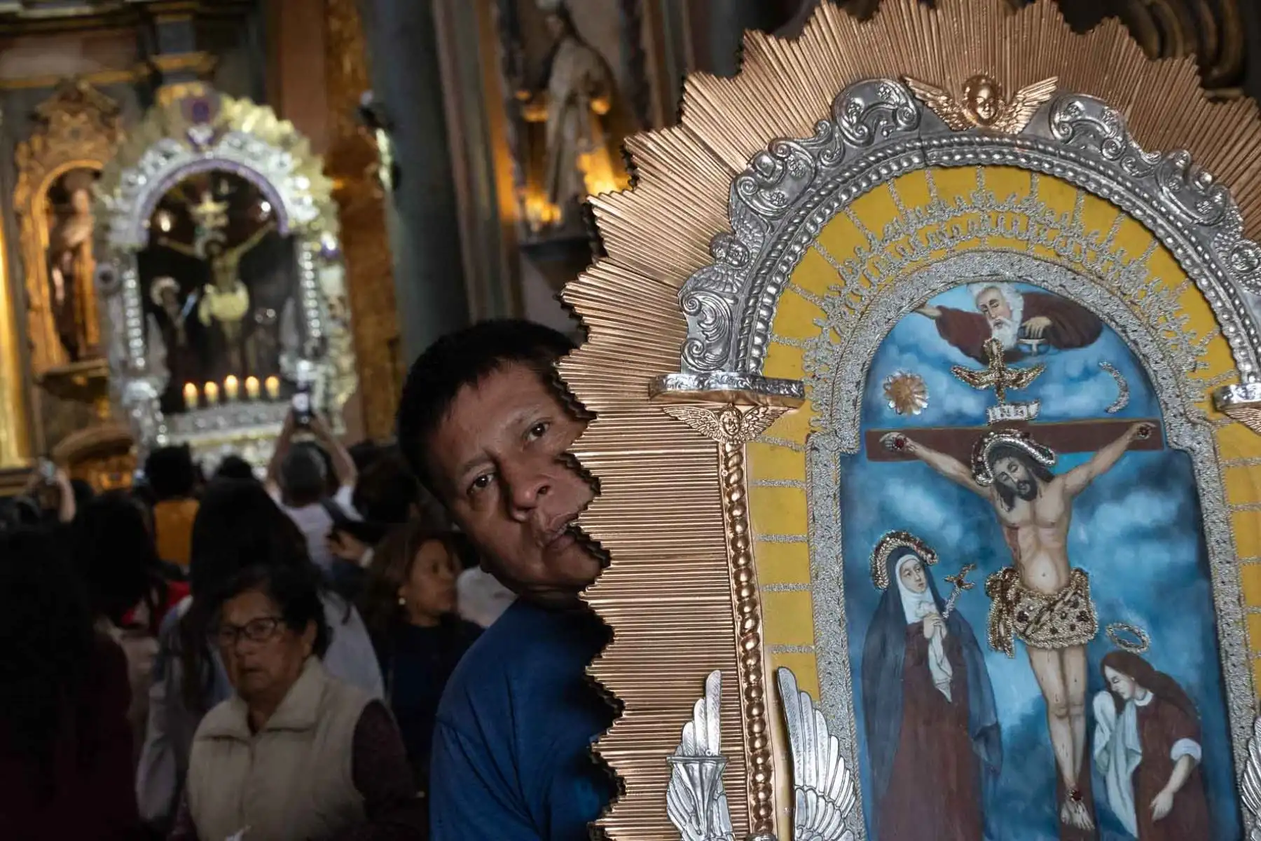 Octubre es un mes en el Perú que se llena de fe, fervor y tradición por la salida de la sagrada imagen del Señor de los Milagros. Foto: ANDINA/ Carlos Lezama Villantoy