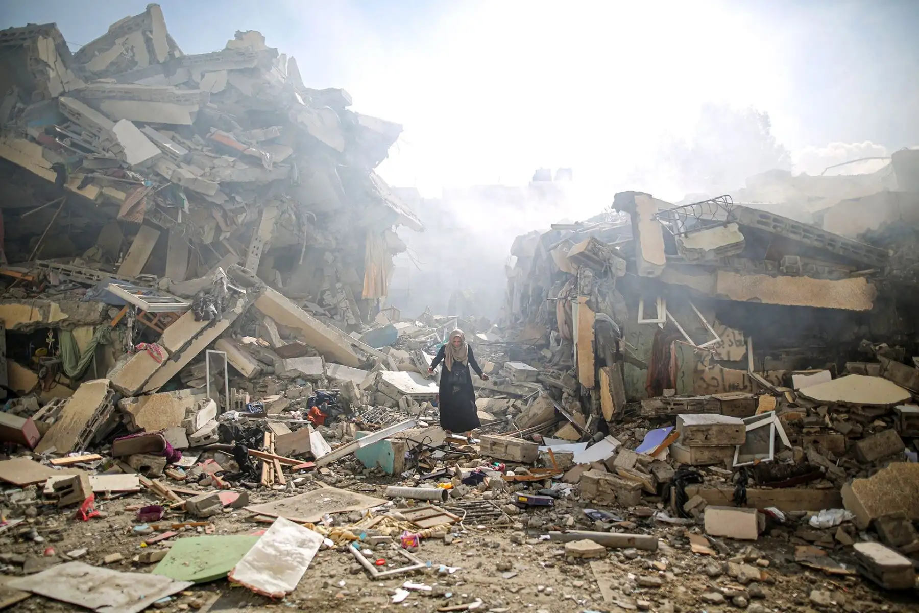 Un residente de al-Zahra camina por el
Escombros de casas destruidas en Israel.
ataques aéreos. Las huelgas alcanzaron alrededor de 25
bloques de apartamentos en la universidad y
barrio residencial. Cuando
escrito (4 de marzo de 2024), los ataques de Israel
en los territorios palestinos ocupados
durante la guerra entre Israel y Hamás había matado
unas 30.000 personas y heridos más
de 70.000. Ciudad de Gaza, Gaza. Foto: ANDINA/Mustafa Hassouna