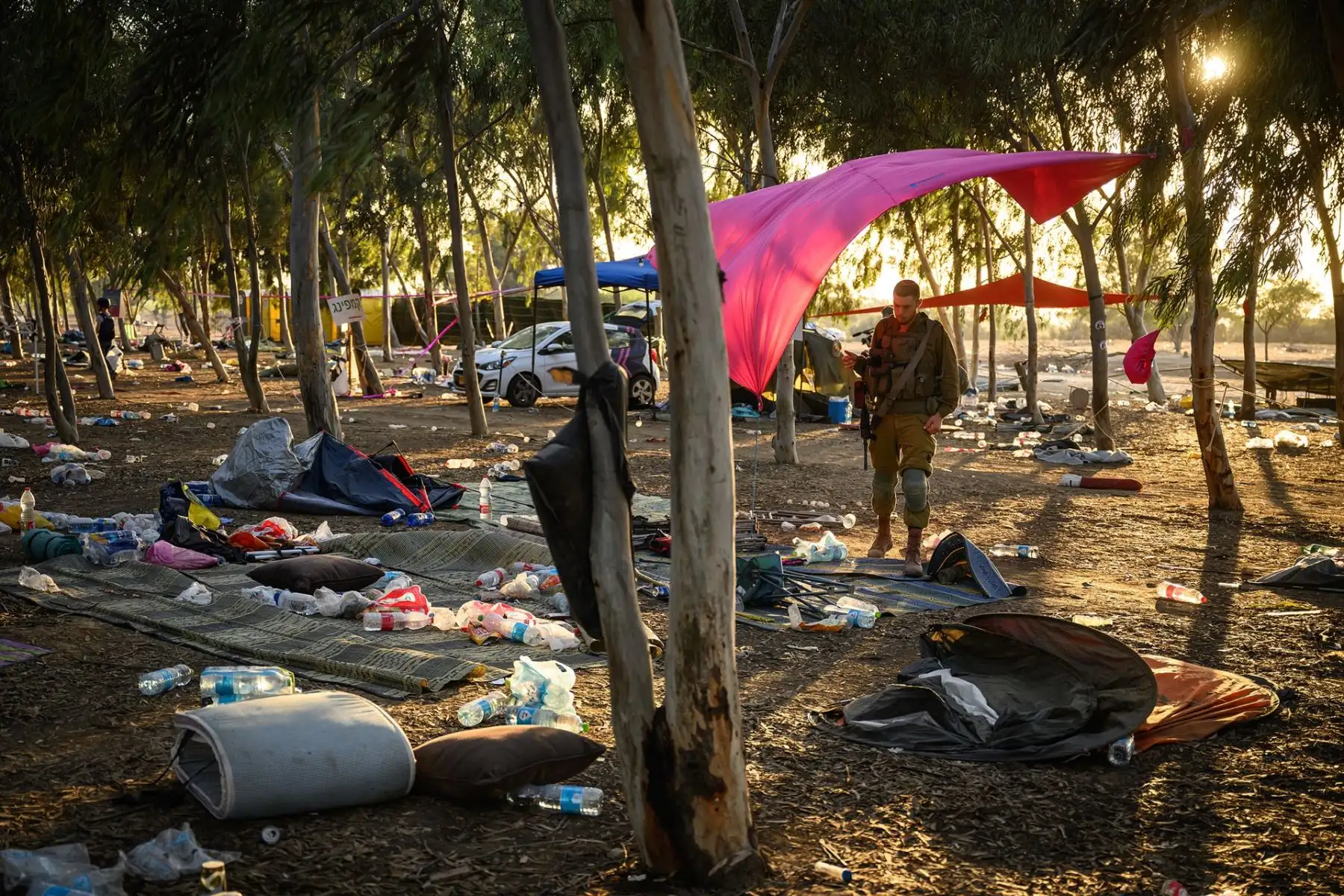Un oficial de las fuerzas de seguridad israelíes.
busca el sitio de la supernova
festival de música para efectos personales de
víctimas del ataque de Hamás del 7 de octubre,
que provocó alrededor de 1.200 muertes,
más de 2.500 heridos reportados, y
unas 250 personas retenidas como rehenes
Festival y comunidades cercanas a Gaza.
borde. Reim, Israel. Foto: ANDINA/Leon Neal