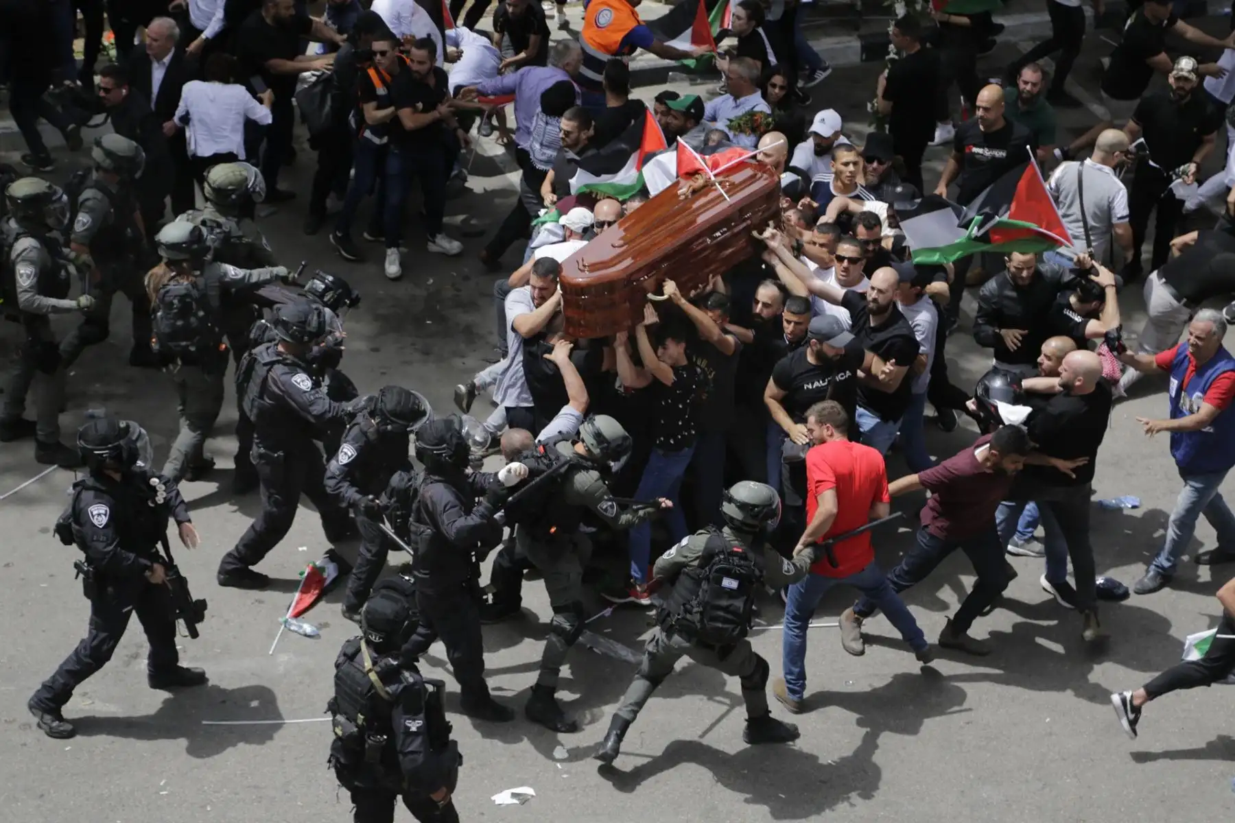 La policía israelí golpeó a los dolientes
acompañando el ataúd de Al Jazeera
periodista Shireen Abu Akleh a ella
funeral, en Jerusalén Este. Policía
Prohibió a las personas llevar el
ataúd a pie por la ciudad, que es
habitual en las muertes notables, como
los dolientes corearon “Sacrificamos nuestra alma
y sangre para ti, Shireen”. Foto: ANDINA/Maya Levin