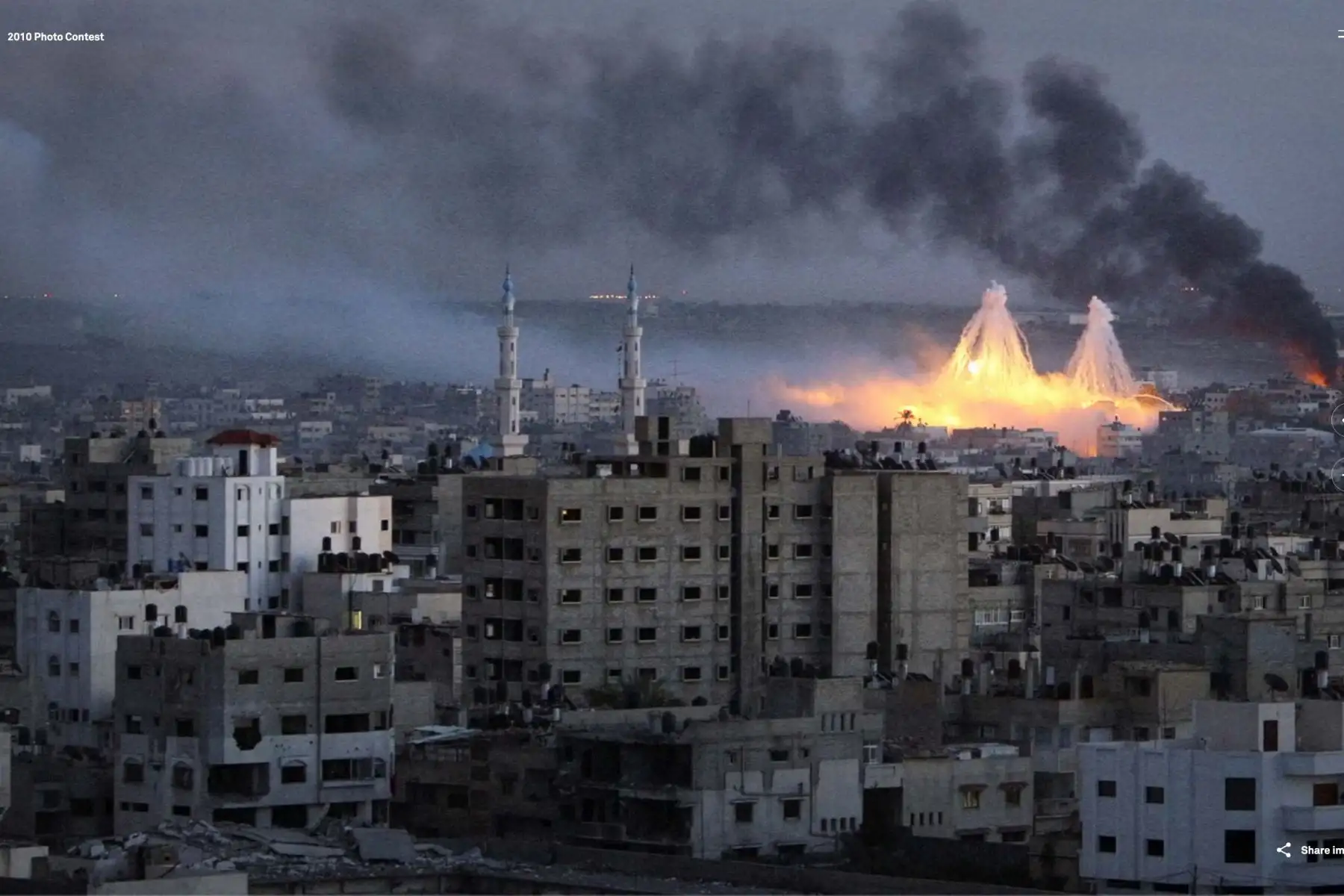 Bombas de fósforo blanco explotaron sobre la ciudad de Gaza el 8 de enero durante la ofensiva de Israel contra los militantes de Hamas en la Franja de Gaza. El fósforo blanco se adhiere a la piel humana y quema hasta los huesos. Es legal su uso para colocar cortinas de humo en campos de batalla abiertos, pero su uso en áreas urbanizadas está prohibido según las convenciones internacionales. Foto: ANDINA/Mohammed Salem