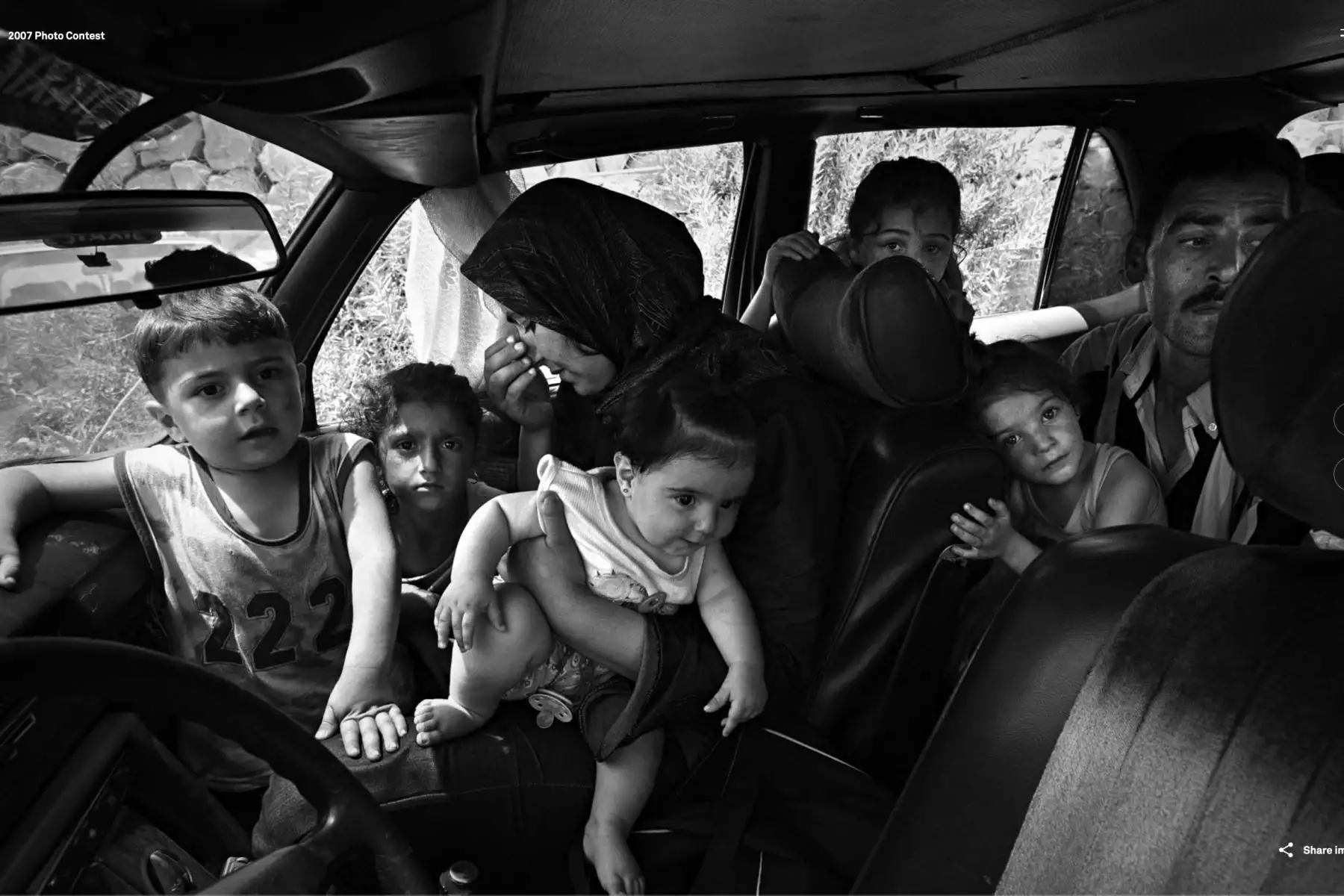 Familias de una ciudad fronteriza libanesa huyen a lo largo de la peligrosa carretera costera entre Tiro y Sidón durante un bombardeo israelí en el sur del Líbano. Los viajes se volvieron inseguros cuando las bombas israelíes también alcanzaron las carreteras. Foto: ANDINA/Stephanie Sinclair